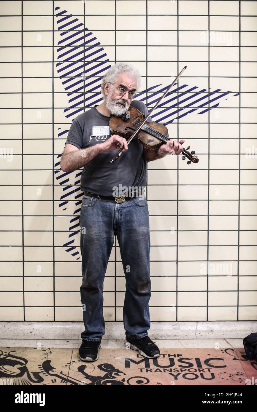 Paul Stevens, noto anche come Paul Fiddle, ha raffigurato un autobus a Leicester Square Tube, parte di una serie chiamata Buskers of London pubblicata dalla Photographers' Gallery come acquisizione Instagram Foto Stock