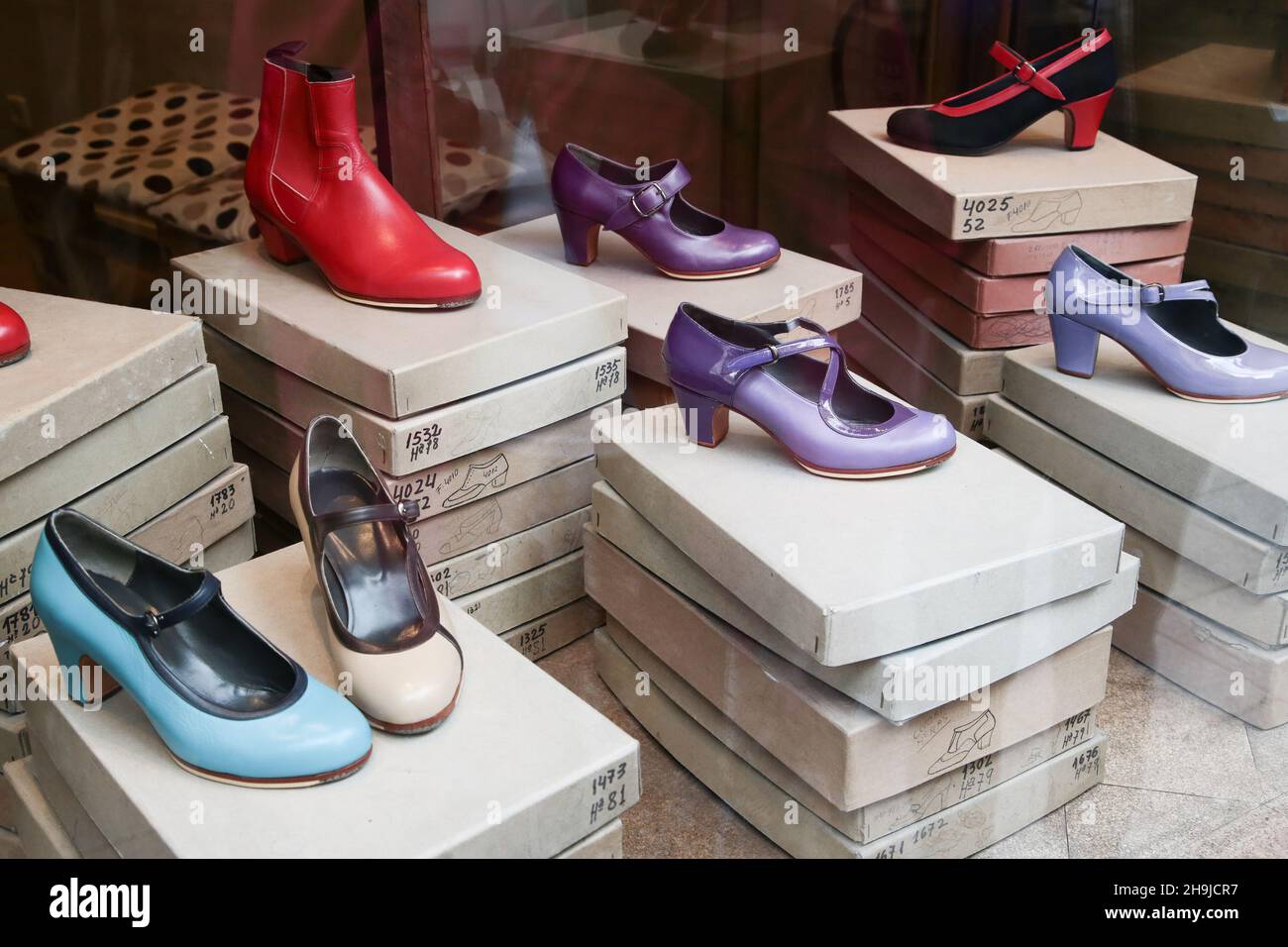 Una vetrina che mostra le scarpe di flamenco a Madrid. Viste generali a Madrid durante il festival di San Isidro del 2016 Foto Stock