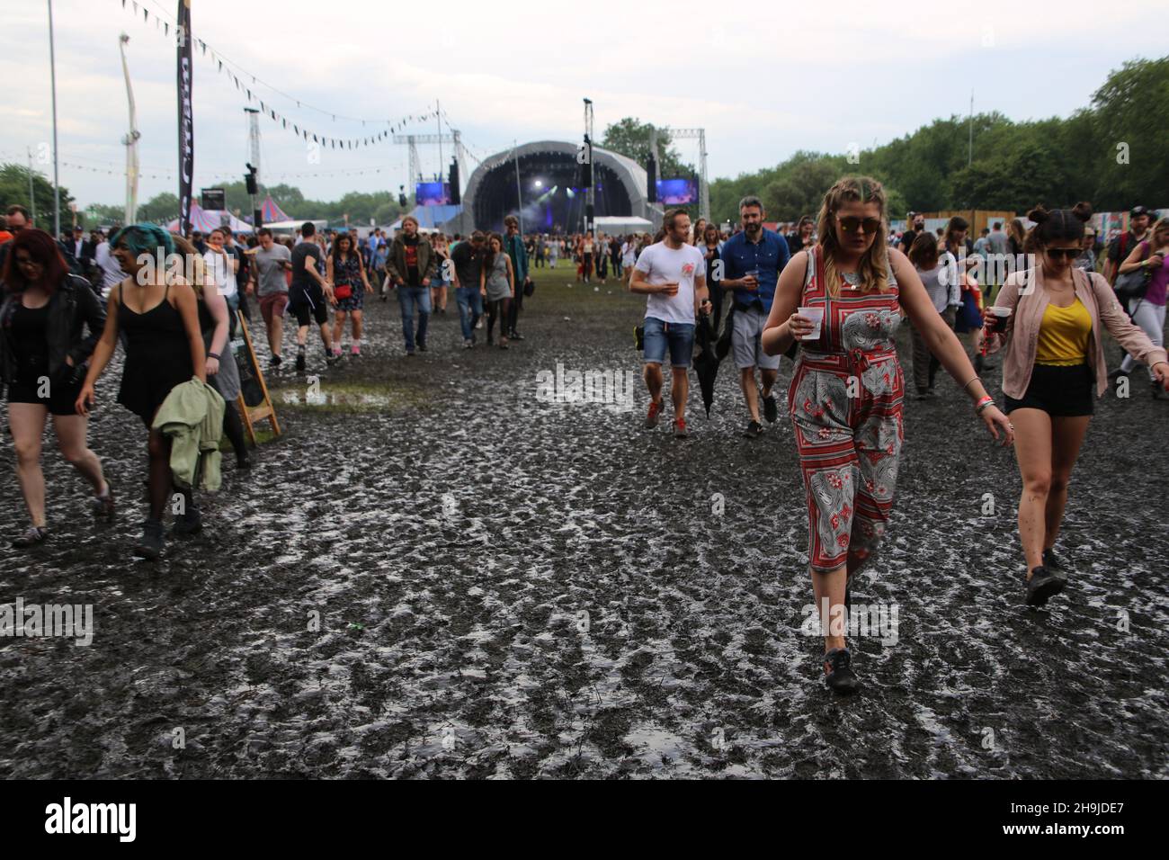 Festival goers che resistono piogge pesanti il primo giorno del festival Field Day. Da una serie di vedute generali il giorno 2 del Field Day Festival 2016 a Victoria Park a Londra Foto Stock