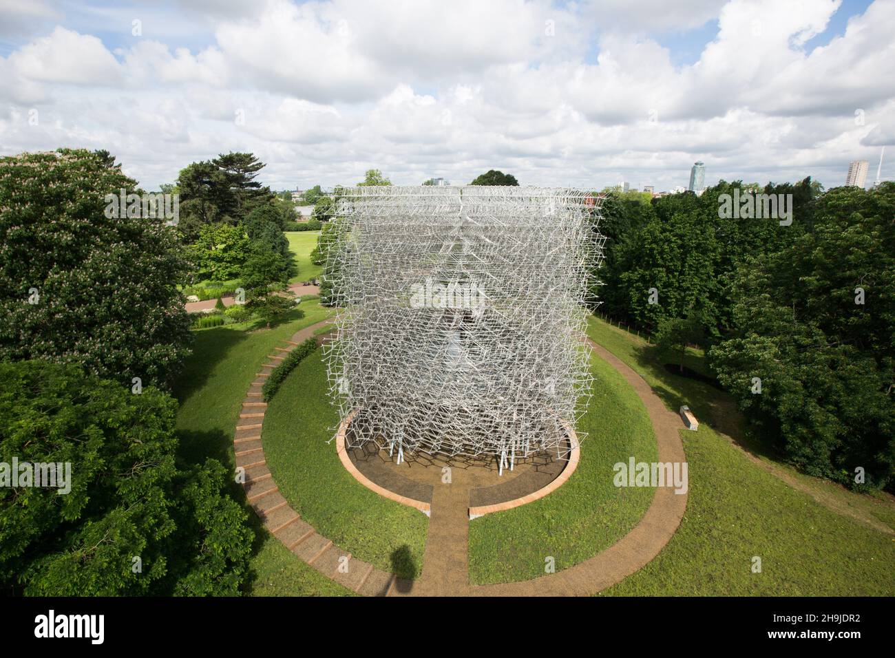 Il padiglione Hive è presentato presso Kew Gardens, Londra. Progettato da Wolfgang Buttress e creato da BDP, l'Hive è un premiato padiglione che richiama l'attenzione sul ruolo delle api nella catena alimentare globale. Foto Stock