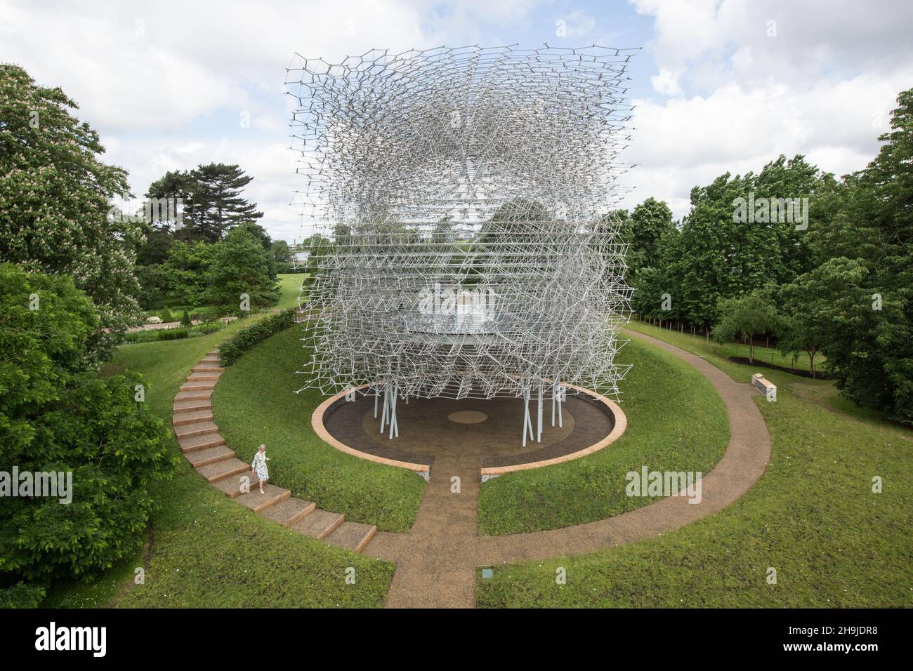 Il padiglione Hive è presentato presso Kew Gardens, Londra. Progettato da Wolfgang Buttress e creato da BDP, l'Hive è un premiato padiglione che richiama l'attenzione sul ruolo delle api nella catena alimentare globale. Foto Stock