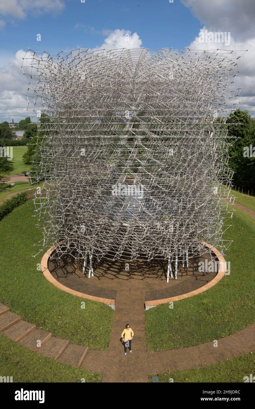 Il padiglione Hive è presentato presso Kew Gardens, Londra. Progettato da Wolfgang Buttress e creato da BDP, l'Hive è un premiato padiglione che richiama l'attenzione sul ruolo delle api nella catena alimentare globale. Foto Stock