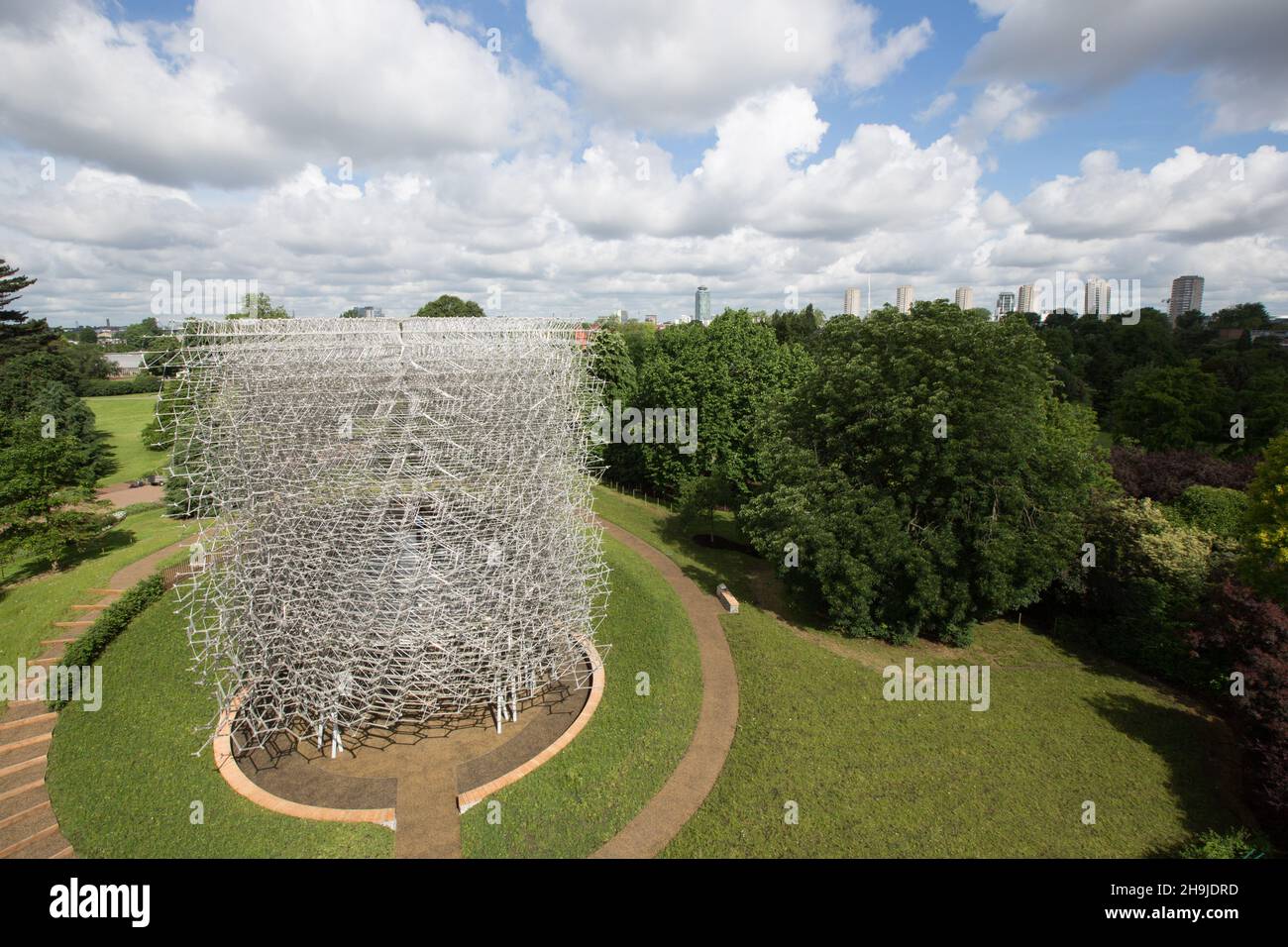 Il padiglione Hive è presentato presso Kew Gardens, Londra. Progettato da Wolfgang Buttress e creato da BDP, l'Hive è un premiato padiglione che richiama l'attenzione sul ruolo delle api nella catena alimentare globale. Foto Stock