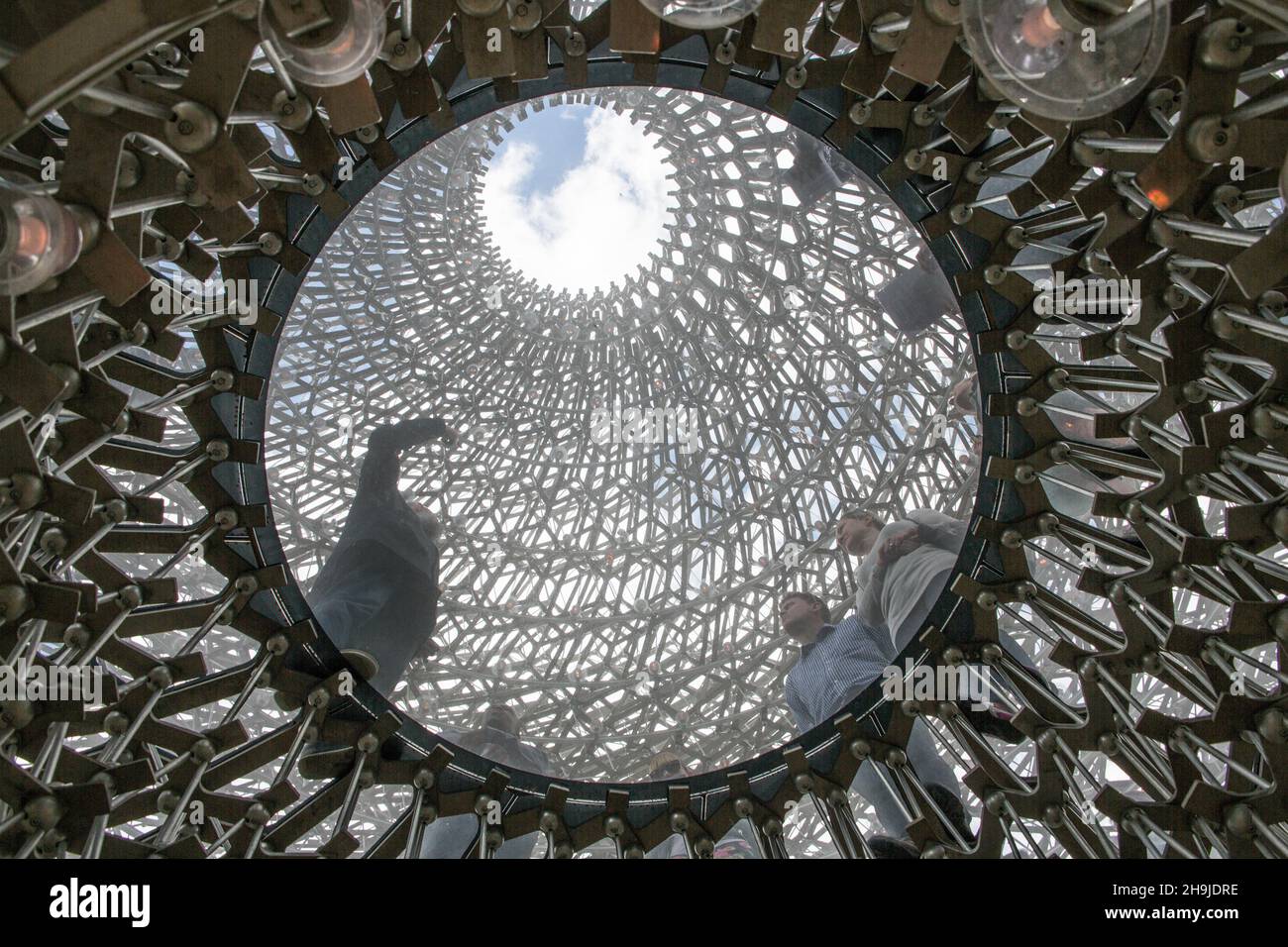 Il padiglione Hive è presentato presso Kew Gardens, Londra. Progettato da Wolfgang Buttress e creato da BDP, l'Hive è un premiato padiglione che richiama l'attenzione sul ruolo delle api nella catena alimentare globale. Foto Stock