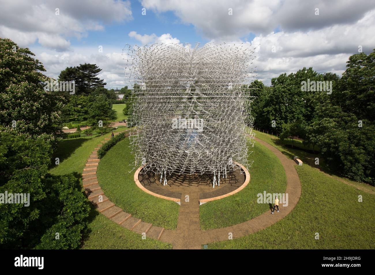 Il padiglione Hive è presentato presso Kew Gardens, Londra. Progettato da Wolfgang Buttress e creato da BDP, l'Hive è un premiato padiglione che richiama l'attenzione sul ruolo delle api nella catena alimentare globale. Foto Stock
