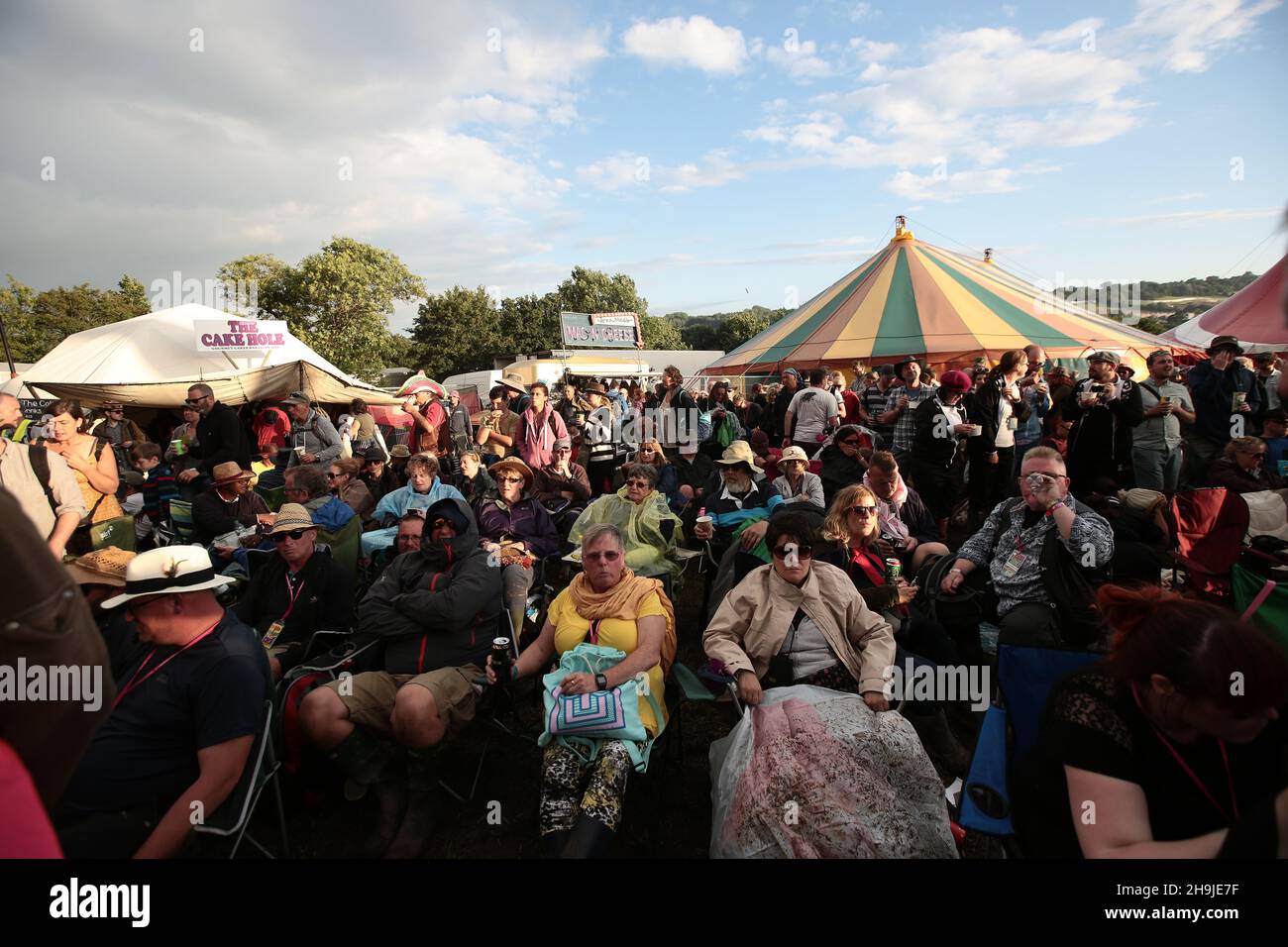 Festival Goers on chairs in attesa di uno spettacolo di Art Garfunkel sul palco acustico il giorno 2 del 2016 Glastonbury Festival sulla Worthy Farm in Somerset Foto Stock