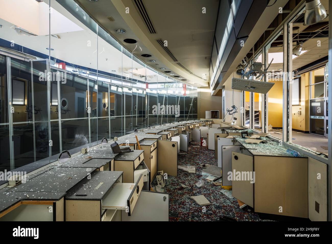 La biglietteria dell'ex AMC Interchange 30 Theatre durante la demolizione. Vaughan, Ontario, Canada. Da allora questa località è stata demolita. Foto Stock