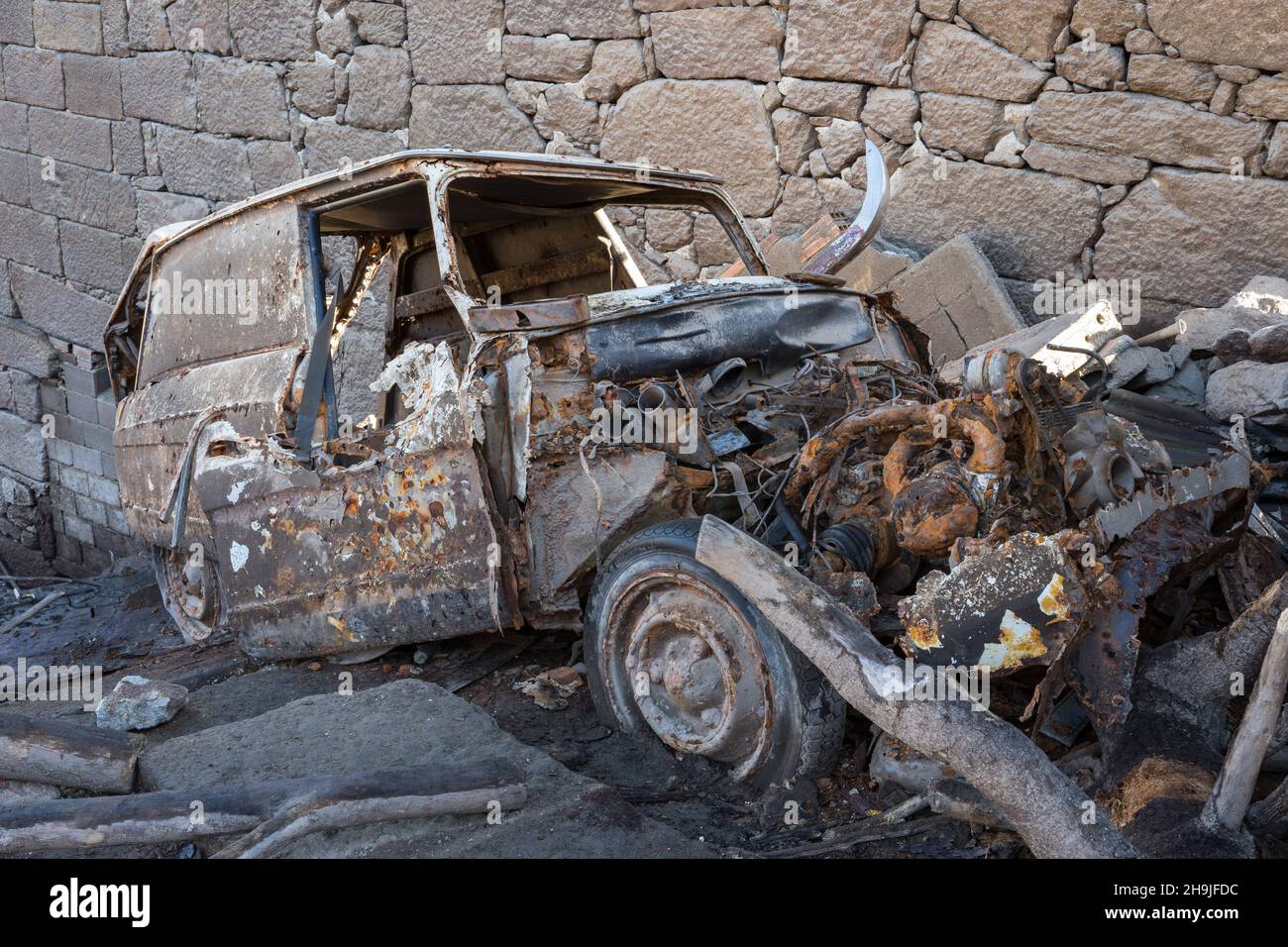 Auto abbandonata e distrutta nel vecchio villaggio di Aceredo. Fu lasciato lì durante la sommersione del vecchio villaggio causata dalla costruzione della diga Foto Stock