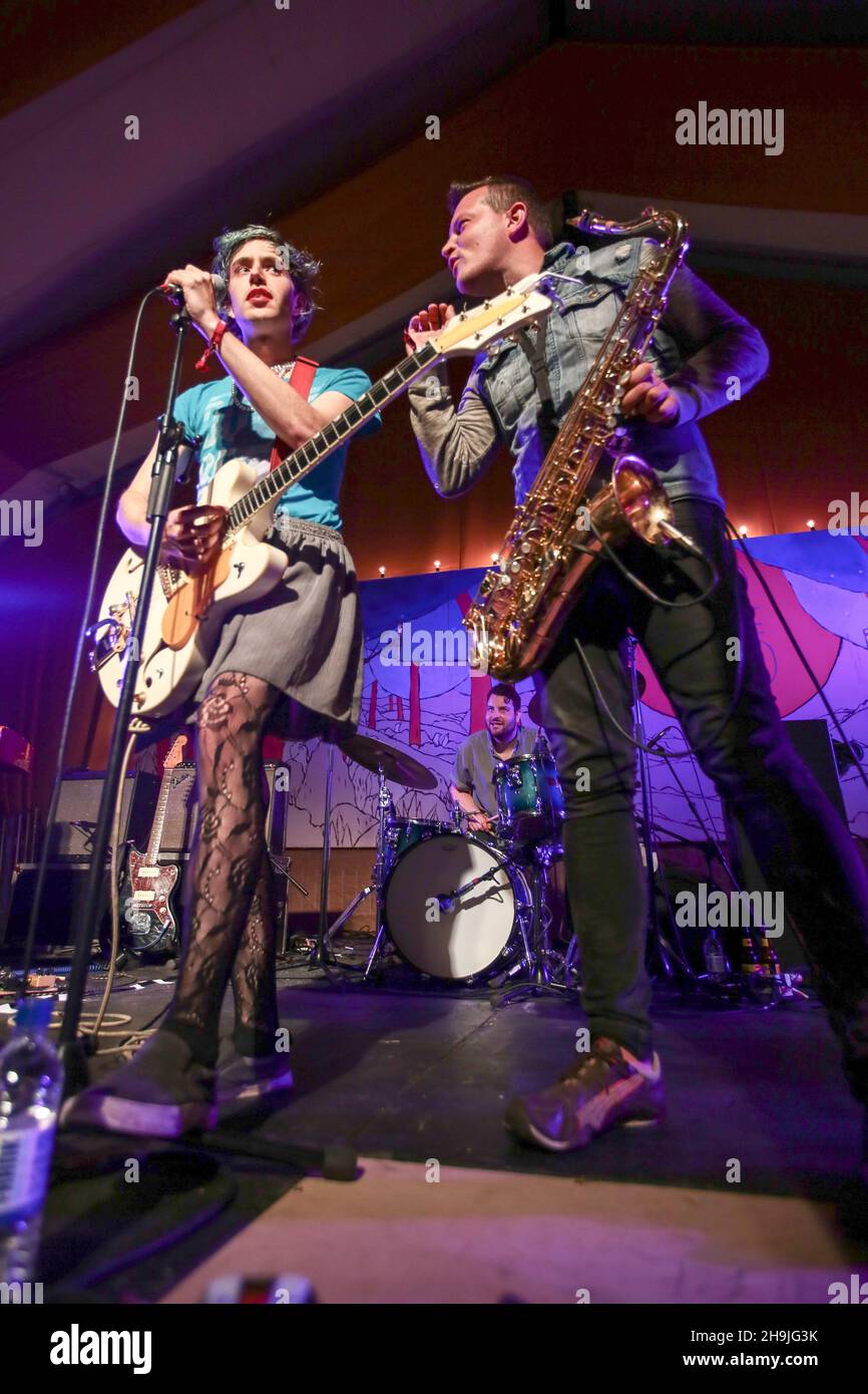 Ezra Furman e i boyfriends che fanno un concerto segreto sulla tenda Tipi il giorno 1 (Giovedi) del 2016 fine del Road Festival in Larmer Tree Gardens in Dorset. Data foto: Giovedì 1 settembre 2016. Il credito fotografico dovrebbe essere: Richard Grey/ EMPICS Entertainment. Foto Stock