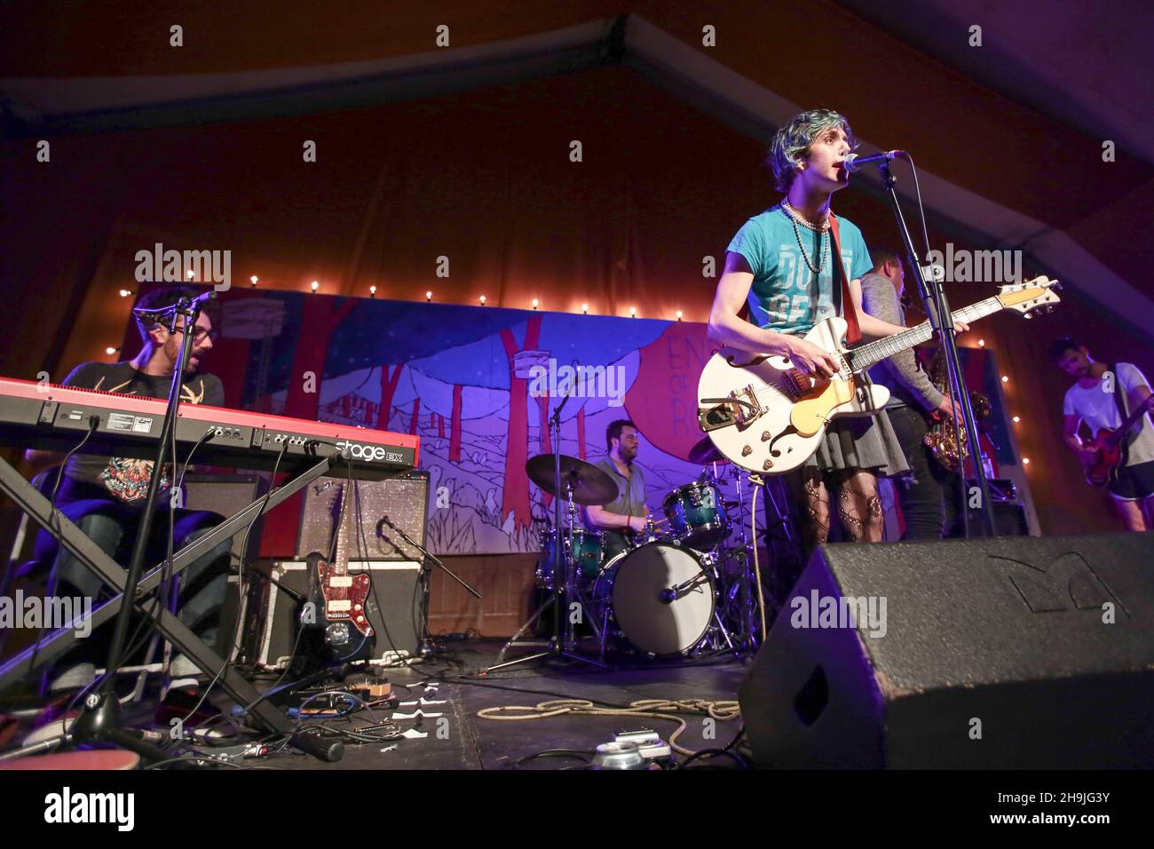 Ezra Furman e i boyfriends che fanno un concerto segreto sulla tenda Tipi il giorno 1 (Giovedi) del 2016 fine del Road Festival in Larmer Tree Gardens in Dorset. Data foto: Giovedì 1 settembre 2016. Il credito fotografico dovrebbe essere: Richard Grey/ EMPICS Entertainment. Foto Stock