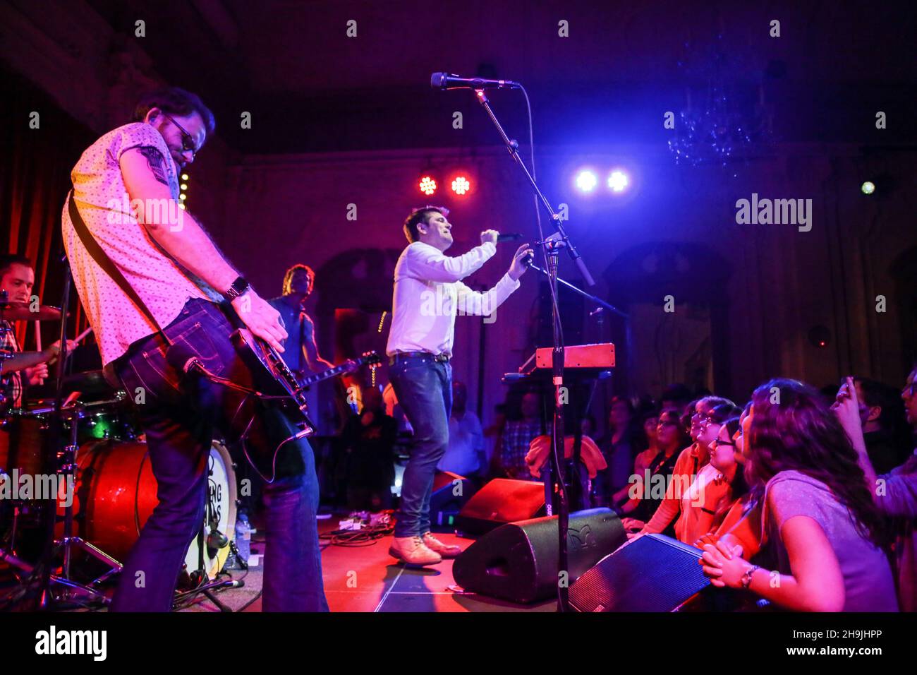 Scouting for Girls si esibisce dal vivo sul palco alla Bush Hall di Londra, celebrando il 10° anniversario dell'uscita del loro primo album. Data della foto: Martedì 14 febbraio 2017. Il credito fotografico dovrebbe essere: Richard Grey/ EMPICS Entertainment. Foto Stock