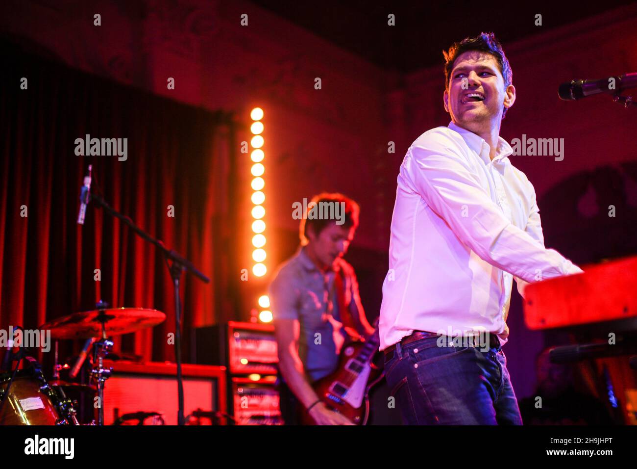 Roy Stride di Scouting for Girls si esibisce dal vivo sul palco al Bush Hall di Londra, celebrando il 10° anniversario della pubblicazione del loro primo album. Data della foto: Martedì 14 febbraio 2017. Il credito fotografico dovrebbe essere: Richard Grey/ EMPICS Entertainment. Foto Stock