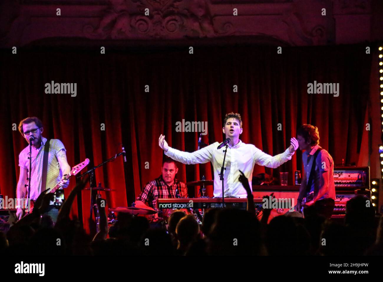 Scouting for Girls si esibisce dal vivo sul palco alla Bush Hall di Londra, celebrando il 10° anniversario dell'uscita del loro primo album. Data della foto: Martedì 14 febbraio 2017. Il credito fotografico dovrebbe essere: Richard Grey/ EMPICS Entertainment. Foto Stock