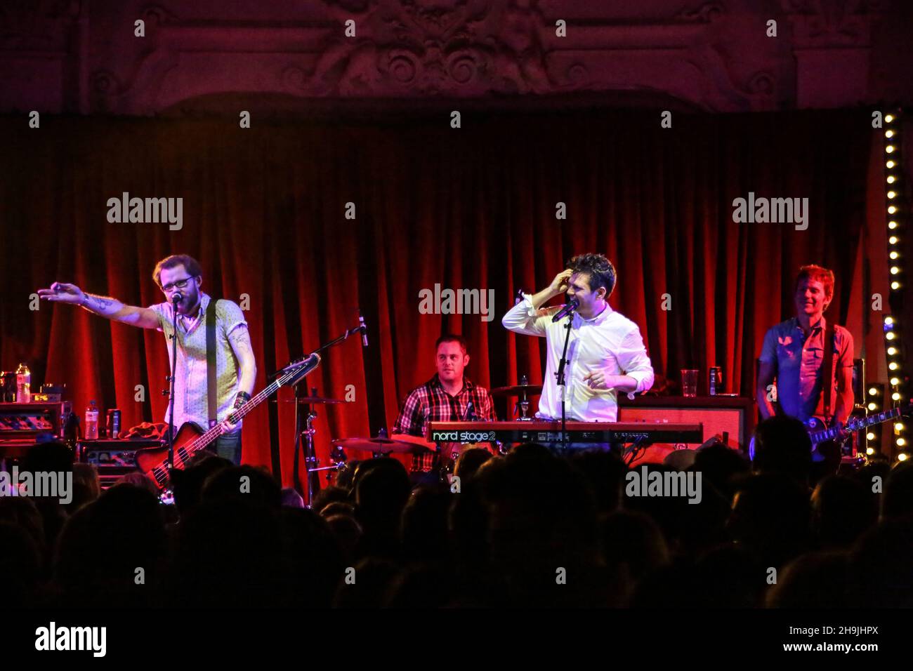 Scouting for Girls si esibisce dal vivo sul palco alla Bush Hall di Londra, celebrando il 10° anniversario dell'uscita del loro primo album. Data della foto: Martedì 14 febbraio 2017. Il credito fotografico dovrebbe essere: Richard Grey/ EMPICS Entertainment. Foto Stock