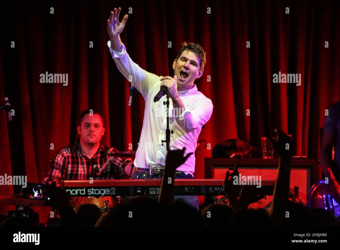 Roy Stride di Scouting for Girls si esibisce dal vivo sul palco al Bush Hall di Londra, celebrando il 10° anniversario della pubblicazione del loro primo album. Data della foto: Martedì 14 febbraio 2017. Il credito fotografico dovrebbe essere: Richard Grey/ EMPICS Entertainment. Foto Stock