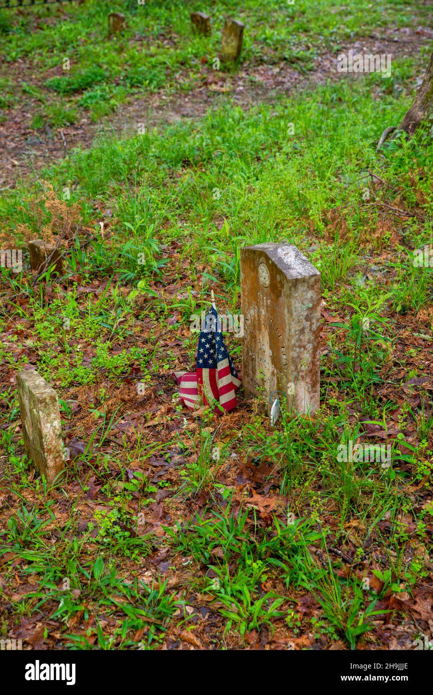 Cimitero presso la chiesa metodista di Rocky Springs, un'antica chiesa di campagna. Rocky Springs, un sito cittadino abbandonato, lungo la Natchez Trace Parkway, Mississippi Foto Stock