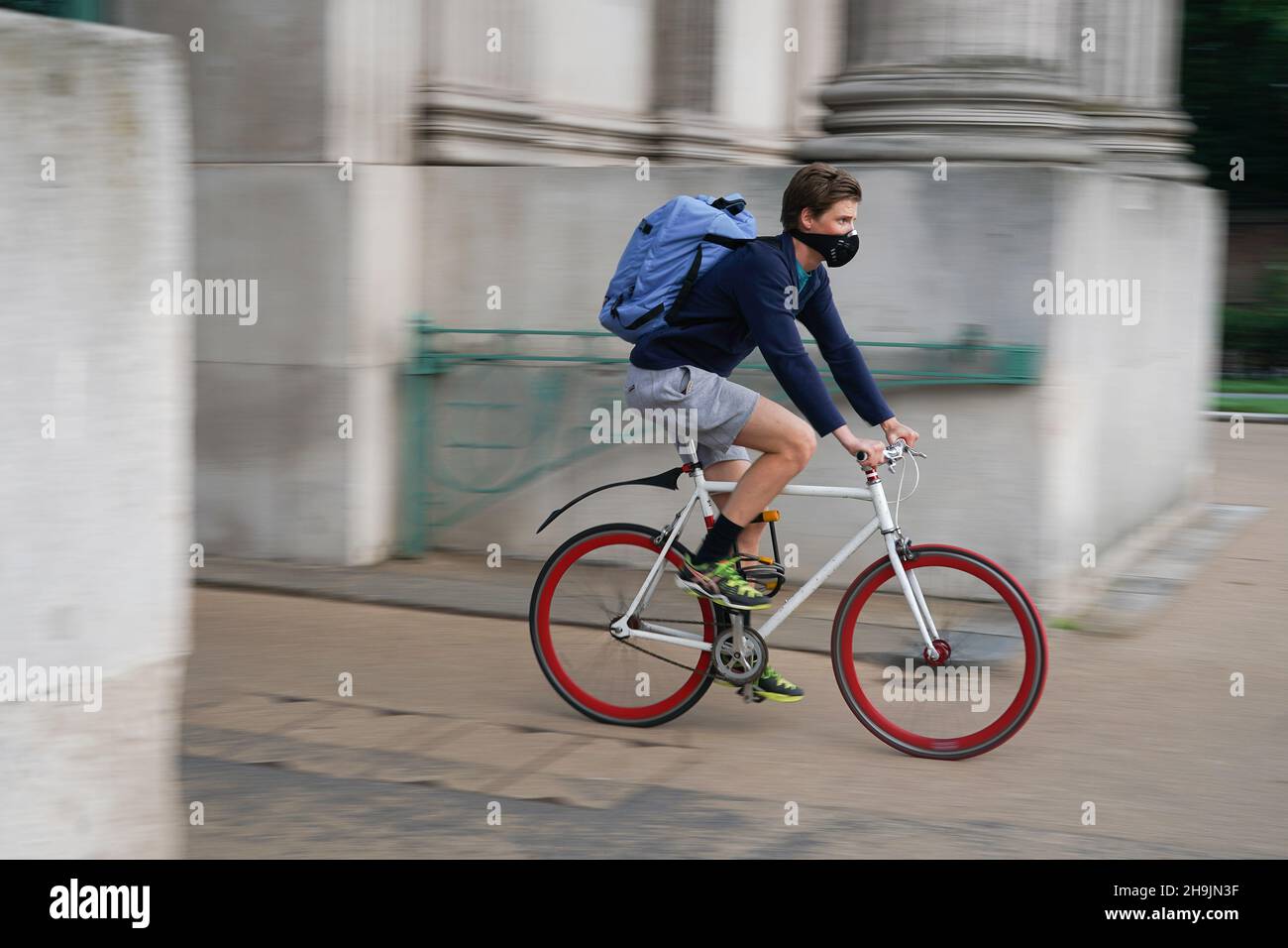 Una vista di un ciclista a cavallo di una bicicletta a ruota fissa a velocità singola, o fixie, in Hyde Park Corner a Londra, Regno Unito. Data foto: Giovedì 3 agosto 2017. Il credito fotografico dovrebbe essere: Richard Grey/EMPICS Entertainment Foto Stock