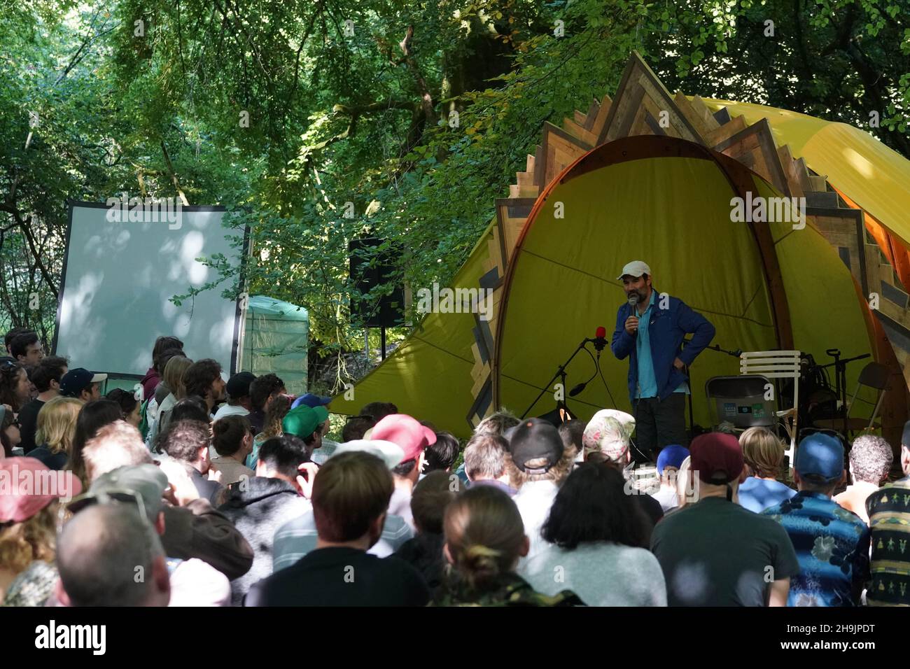 Adam Buxton si esibisce dal vivo sul palco della Commedia al 2017 End of the Road Festival nei Larmer Tree Gardens di Dorset. Data foto: Venerdì 1 settembre 2017. Il credito fotografico dovrebbe essere: Richard Grey/EMPICS Entertainment Foto Stock