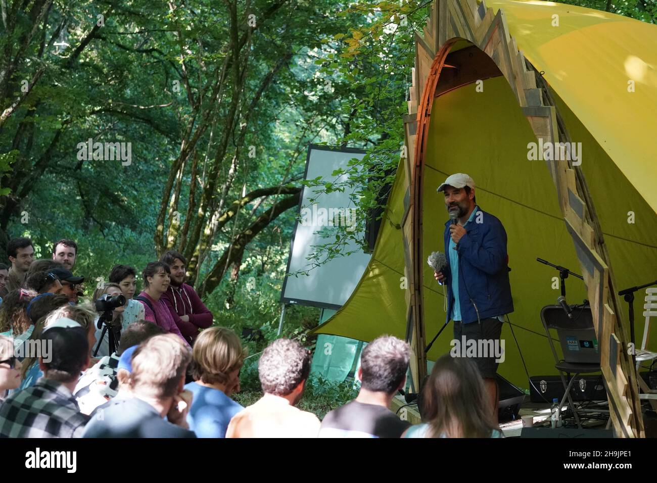 Adam Buxton si esibisce dal vivo sul palco della Commedia al 2017 End of the Road Festival nei Larmer Tree Gardens di Dorset. Data foto: Venerdì 1 settembre 2017. Il credito fotografico dovrebbe essere: Richard Grey/EMPICS Entertainment Foto Stock