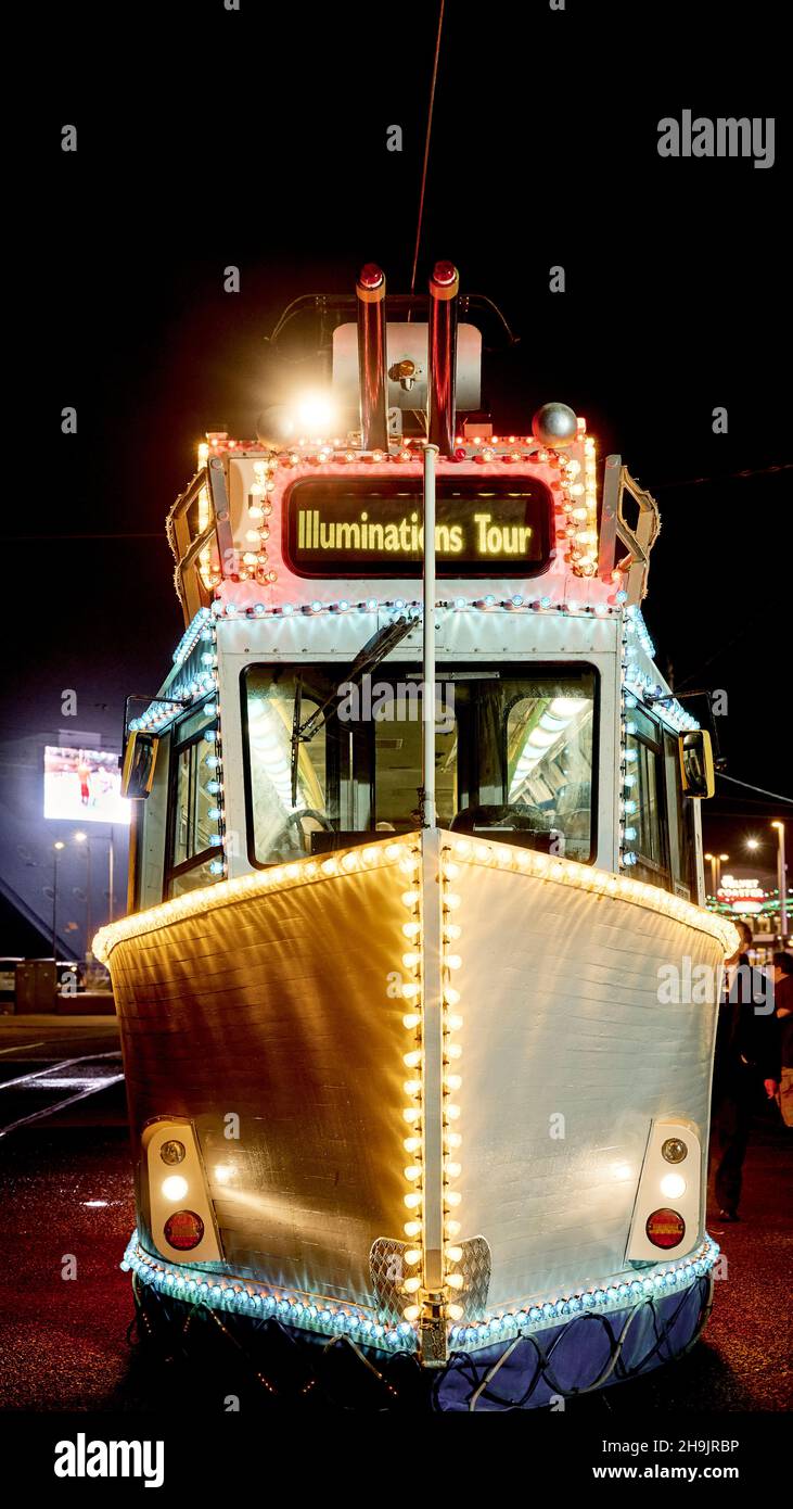 Illuminazioni tour in barca tram a Blackpool Foto Stock