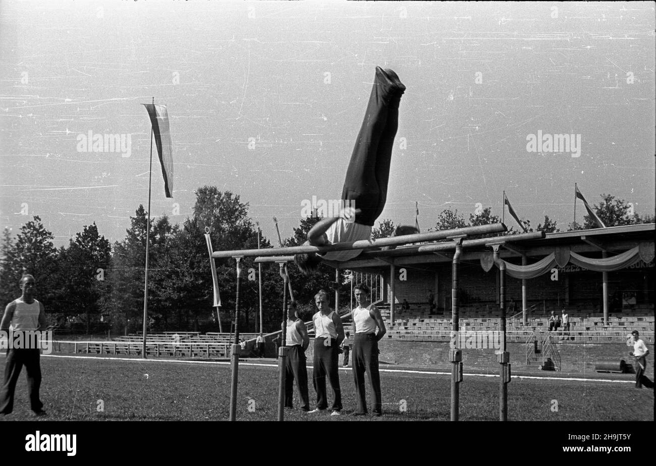 Wroc³aw, 1948-08. Podczas trwania Wystawy Ziem Odzyskanych (22.07-31.10.1948) odby³y siê we Wroc³awiu liczne zawody sportowe o charakterze ogólnopolskim i miêdzynarodowym, a tak¿e codzienne impredla niestowarzyszonych sportowców pod has³em: Szukamy nowych talentów (biegi, skok w dal, pchniêcie kul¹, rzy, p³ywanie,, dyzut, dyem,,, dyzut, dyem, dyj siatkówka, boks). Zawody amatorów w gimnastyce sportowej na stadionie i Klubu Sportowego Wroc³aw (IKS Wroc³aw), æwiczenia na porêczach. mta PAP Dok³adny dzieñ wydarzenia nieustalony. Wroclaw, 1948 agosto. Le competizioni sportive nazionali ed internazionali hanno preso il pl Foto Stock