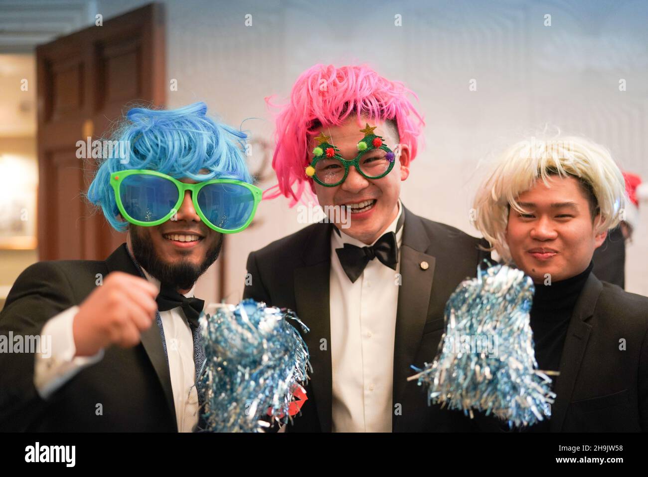 Il personale dell'Aimii si diverse a festeggiare il Natale all'Hotel du Vin di Wimbledon, nel sud di Londra. Data foto: Sabato 9 dicembre 2017. Il credito fotografico dovrebbe essere: Richard Grey/EMPICS Entertainment Foto Stock