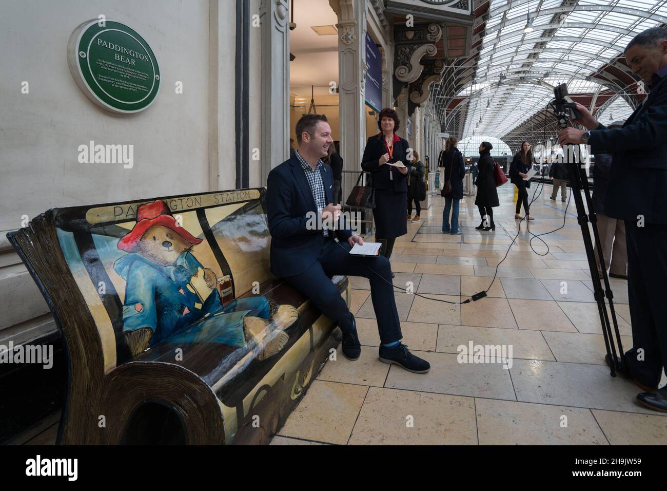 Un membro dei media su una panchina raffigurante l'orso Paddinton prima di un treno GWR è chiamato Michael Bond, l'autore di Paddington Bear, con il nome svelato dalla figlia Karen Jankel nella stazione ferroviaria di Paddington, Londra. Data foto: Mercoledì 10 gennaio 2018. Il credito fotografico dovrebbe essere: Richard Grey/EMPICS Entertainment Foto Stock