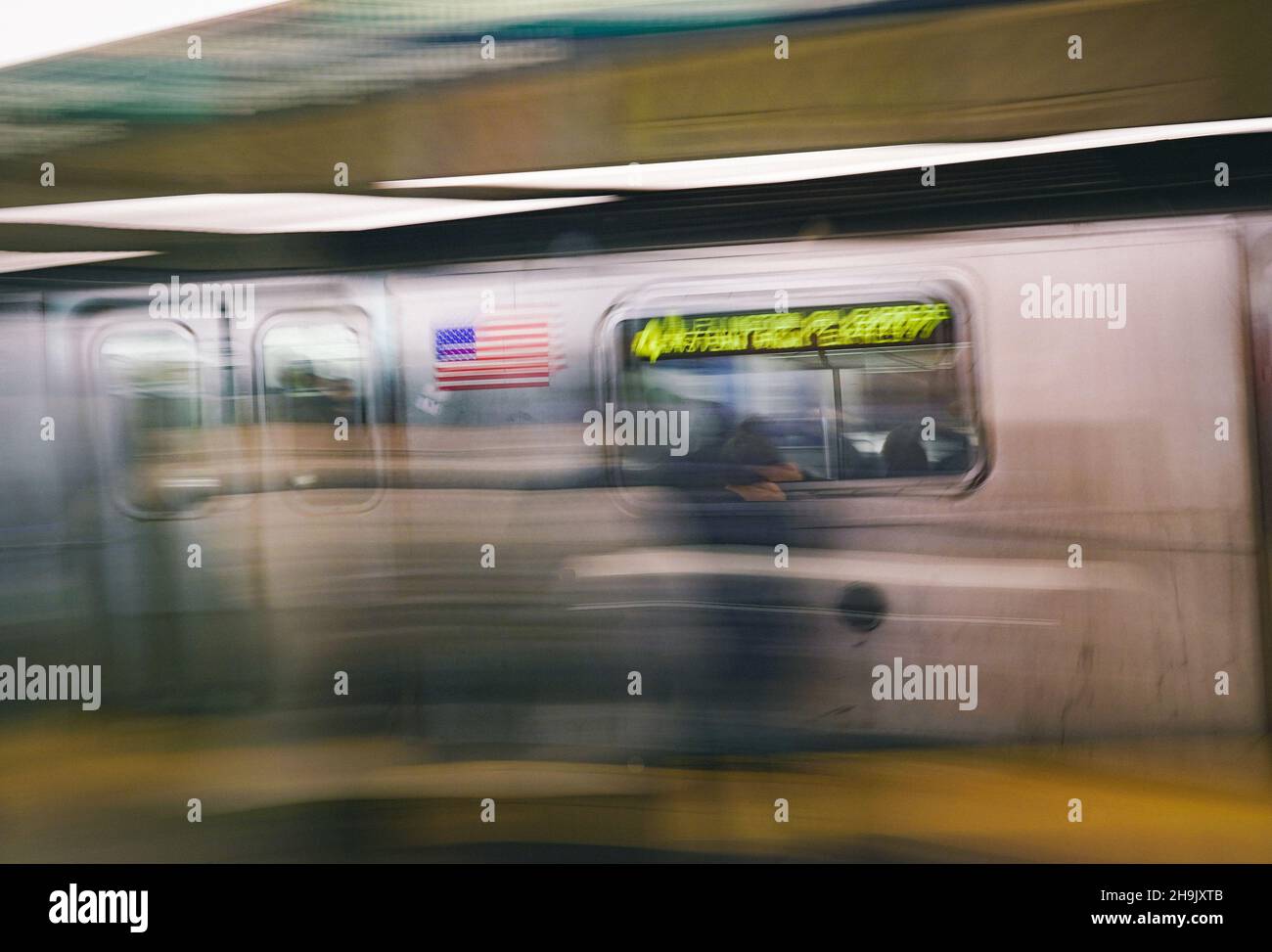 Un'immagine di un treno della metropolitana a New York City. Da una serie di immagini sperimentali che utilizzano una tecnica di trasporto slow shutter e panning a New York City negli Stati Uniti. Da una serie di foto di viaggio negli Stati Uniti. Data foto: Giovedì 5 aprile 2018. Il credito fotografico dovrebbe essere: Richard Grey/EMPICS Foto Stock