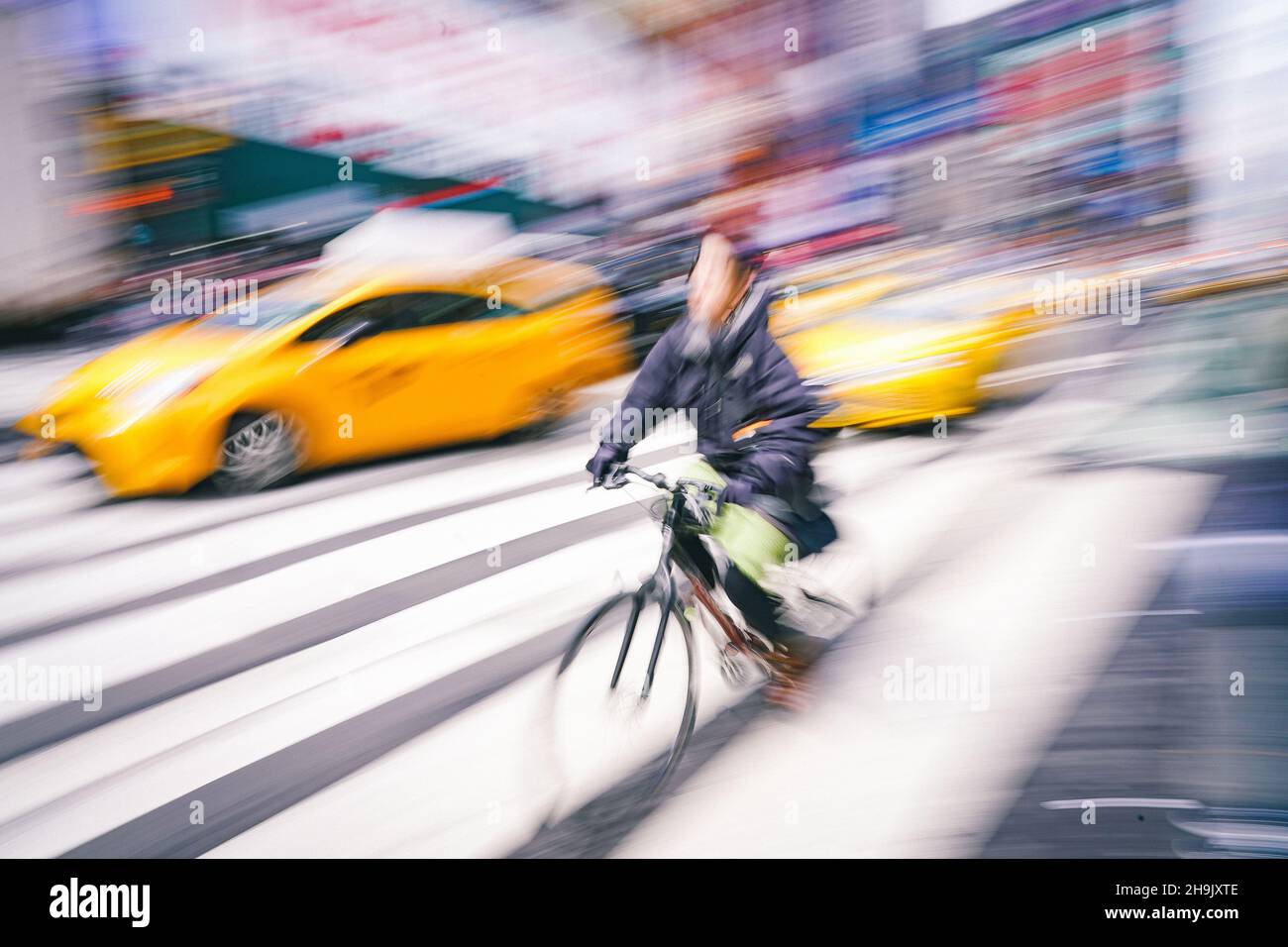 Un'immagine di un ciclista n New York City. Da una serie di immagini sperimentali che utilizzano una tecnica di trasporto slow shutter e panning a New York City negli Stati Uniti. Da una serie di foto di viaggio negli Stati Uniti. Data foto: Venerdì 6 aprile 2018. Il credito fotografico dovrebbe essere: Richard Grey/EMPICS Foto Stock