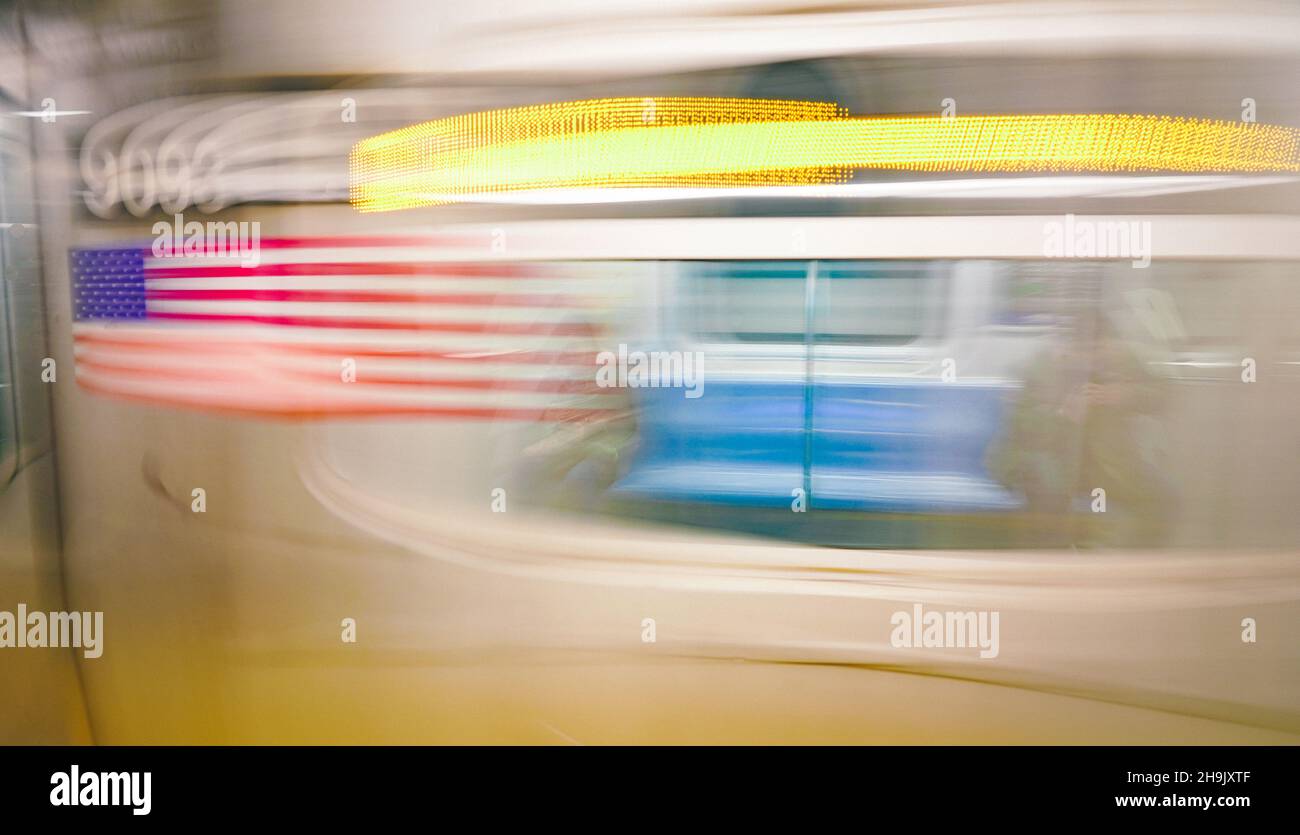 Un'immagine di un treno della metropolitana a New York City. Da una serie di immagini sperimentali che utilizzano una tecnica di transporto e panning lenti a New York City negli Stati Uniti. Da una serie di foto di viaggio negli Stati Uniti. Data foto: Venerdì 6 aprile 2018. Il credito fotografico dovrebbe essere: Richard Grey/EMPICS Foto Stock