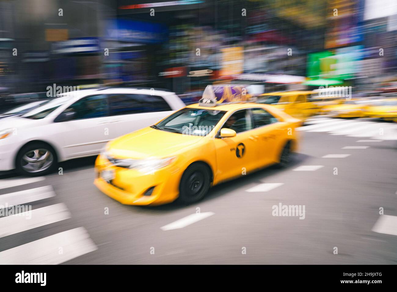 Un'immagine di un taxi giallo a New York City. Da una serie di immagini sperimentali che utilizzano una tecnica di transporto e panning lenti a New York City negli Stati Uniti. Da una serie di foto di viaggio negli Stati Uniti. Data foto: Venerdì 6 aprile 2018. Il credito fotografico dovrebbe essere: Richard Grey/EMPICS Foto Stock