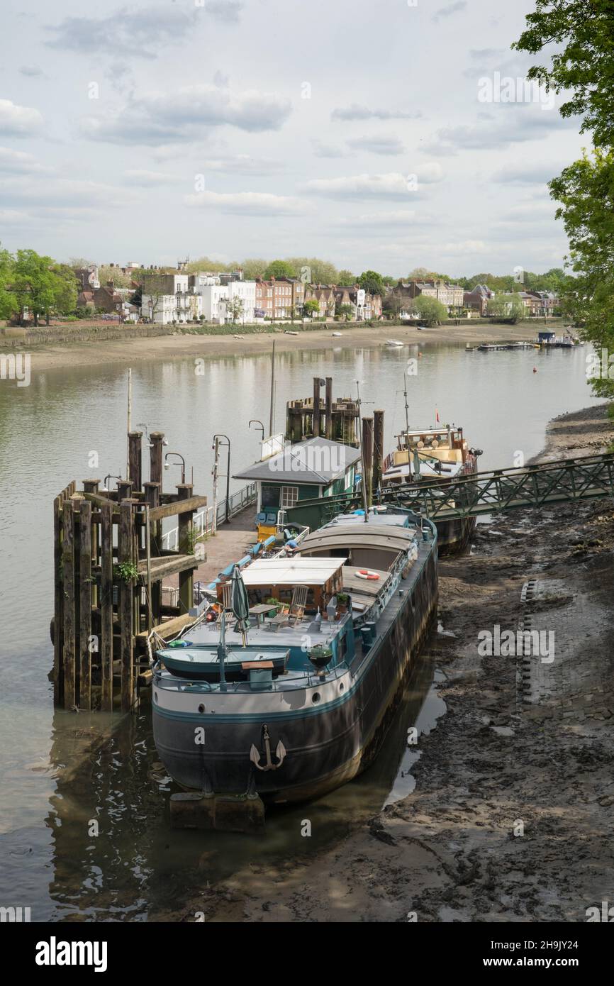 Vista di una chiatta ormeggiata sul Tamigi dal ponte Kew che guarda verso Hammersmith. Data foto: Giovedì 3 maggio 2018. Il credito fotografico dovrebbe essere: Richard Grey/EMPICS Foto Stock