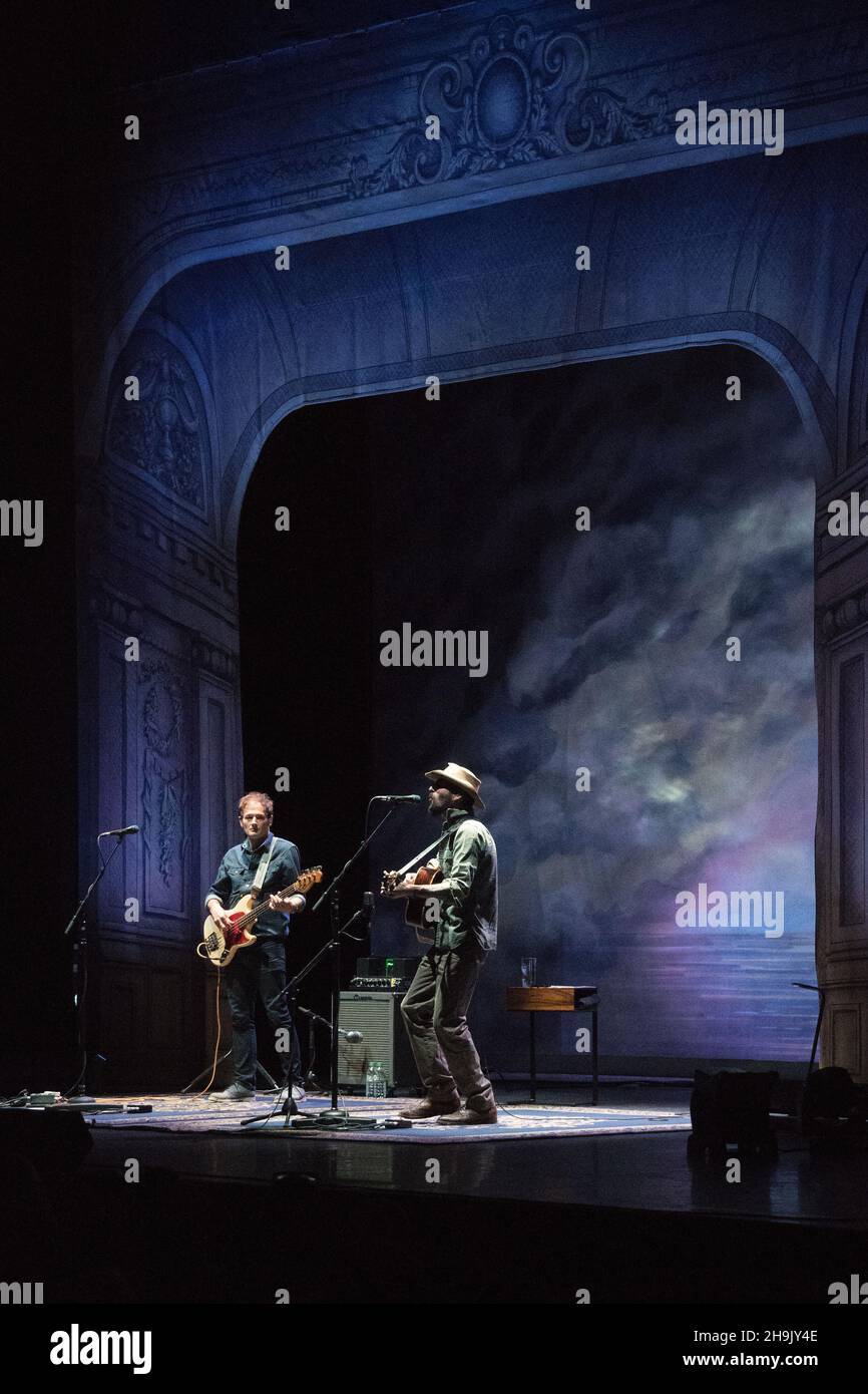 Ray Lamontagne si esibisce dal vivo sul palco con il bassista John Stirratt (a sinistra) all'Eventim Hammersmith Apollo di Londra il primo giorno del suo tour nel Regno Unito. Data foto: Mercoledì 16 maggio 2018. Il credito fotografico dovrebbe essere: Richard Grey/EMPICS Foto Stock