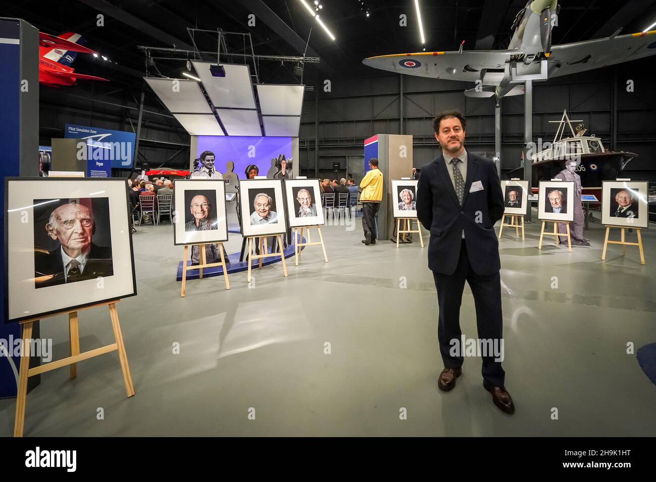 Il fotografo Mike Stone con vari suoi ritratti di veterani ebrei della RAF a Hidden Heroes, un evento che celebra il ruolo svolto da volontari ebrei nella Royal Air Force durante la seconda guerra mondiale, al RAF Museum di Londra. L'evento è parte delle celebrazioni per il centenario della RAF. Data foto: Giovedì 15 novembre 2018. Il credito fotografico dovrebbe essere: Richard Grey/EMPICS Foto Stock