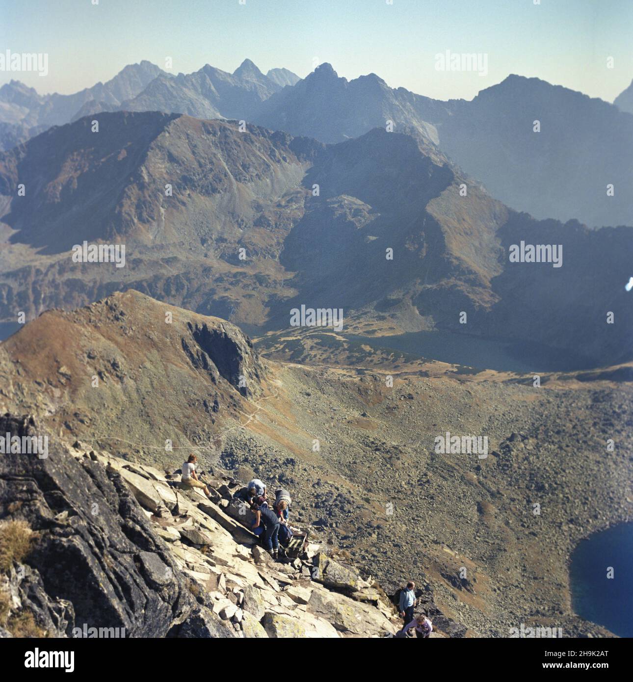 Polska 10.1986. Tatry Wysokie. wedok na Dolinê Piêciu Stawów Polskich, m.in. Zadni Staw Polski (P), Czarny Staw Polski (C). W g³êbi widoczne szczyty: Koprowy Wierch (1P), Miêguszowieckie Szczyty (2P), Wysoka (4P), Rysy (5P), Gerlach (6P). msa PAP/Stanis³aw Momot Dok³adny dzieñ wydarzenia nieustalony. Polonia ottobre 1986. Le alte montagne Tatra. Nella foto: Una vista della Valle dei cinque stagni polacchi (Dolina Pieciu Stawow Polskich), che comprende gli stagni Zadni (R) e Czarny (C). Sullo sfondo le cime di Koprowy Wierch (1R), Mieguszowieckie Szczyty (2R), Wysoka (4R), Rysy (5R), Foto Stock