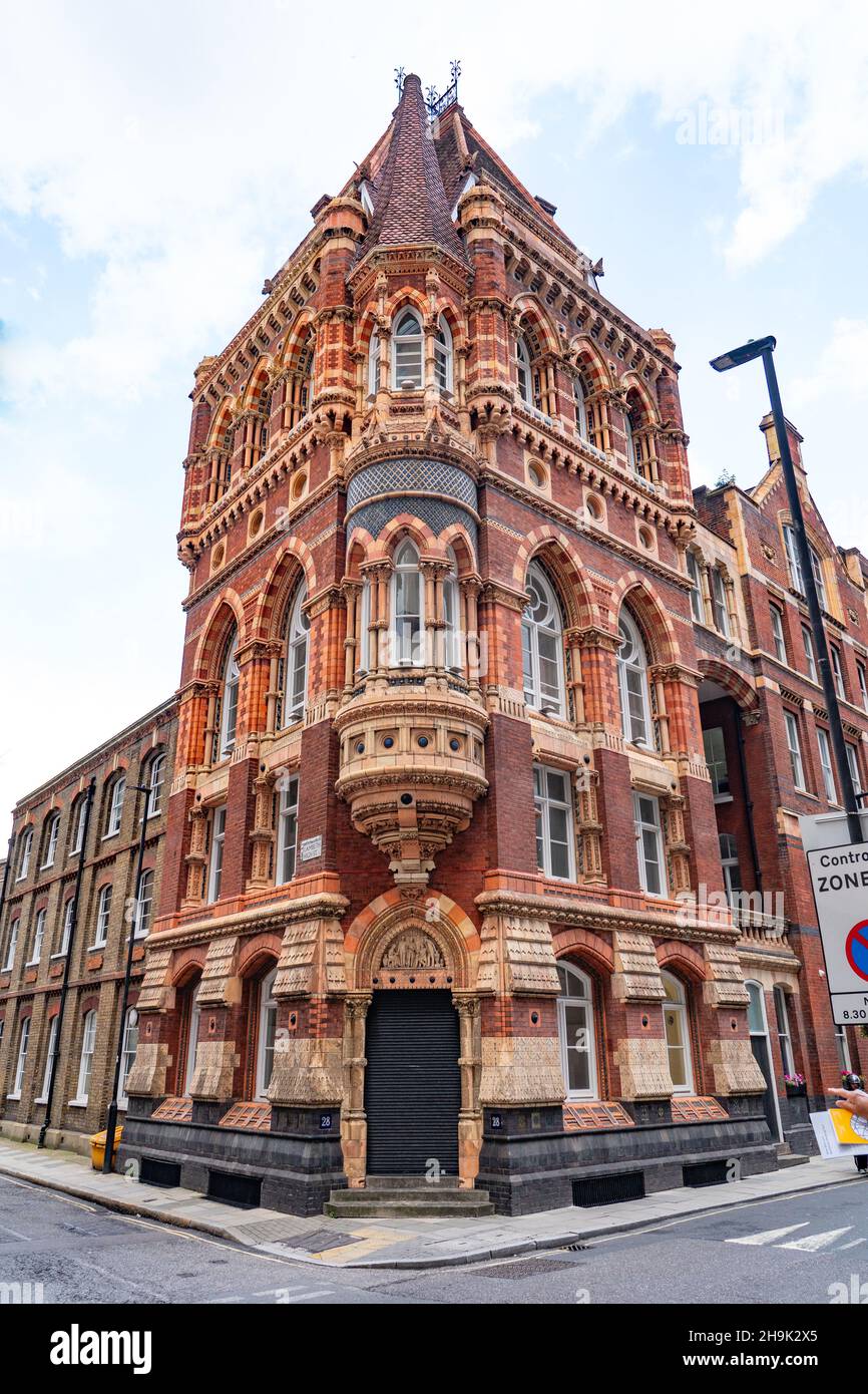 L'ex edificio Royal Doulton, un edificio gotico di grado II. Da un tour di architettura a Città aperta nella zona dei nove Elmi di Londra. Data foto: Martedì 11 giugno 2019. Il credito fotografico dovrebbe essere: Richard Grey/EMPICS Foto Stock