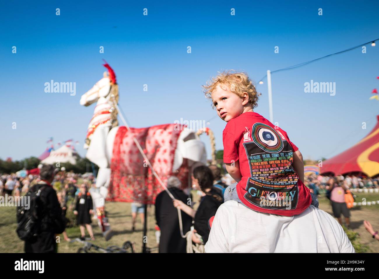 Panoramica generale il 3° giorno del 2019 Glastonbury Festival presso la Worthy Farm di Somerset. Data foto: Venerdì 28 giugno 2019. Il credito fotografico dovrebbe essere: Richard Grey/EMPICS Entertainment Foto Stock