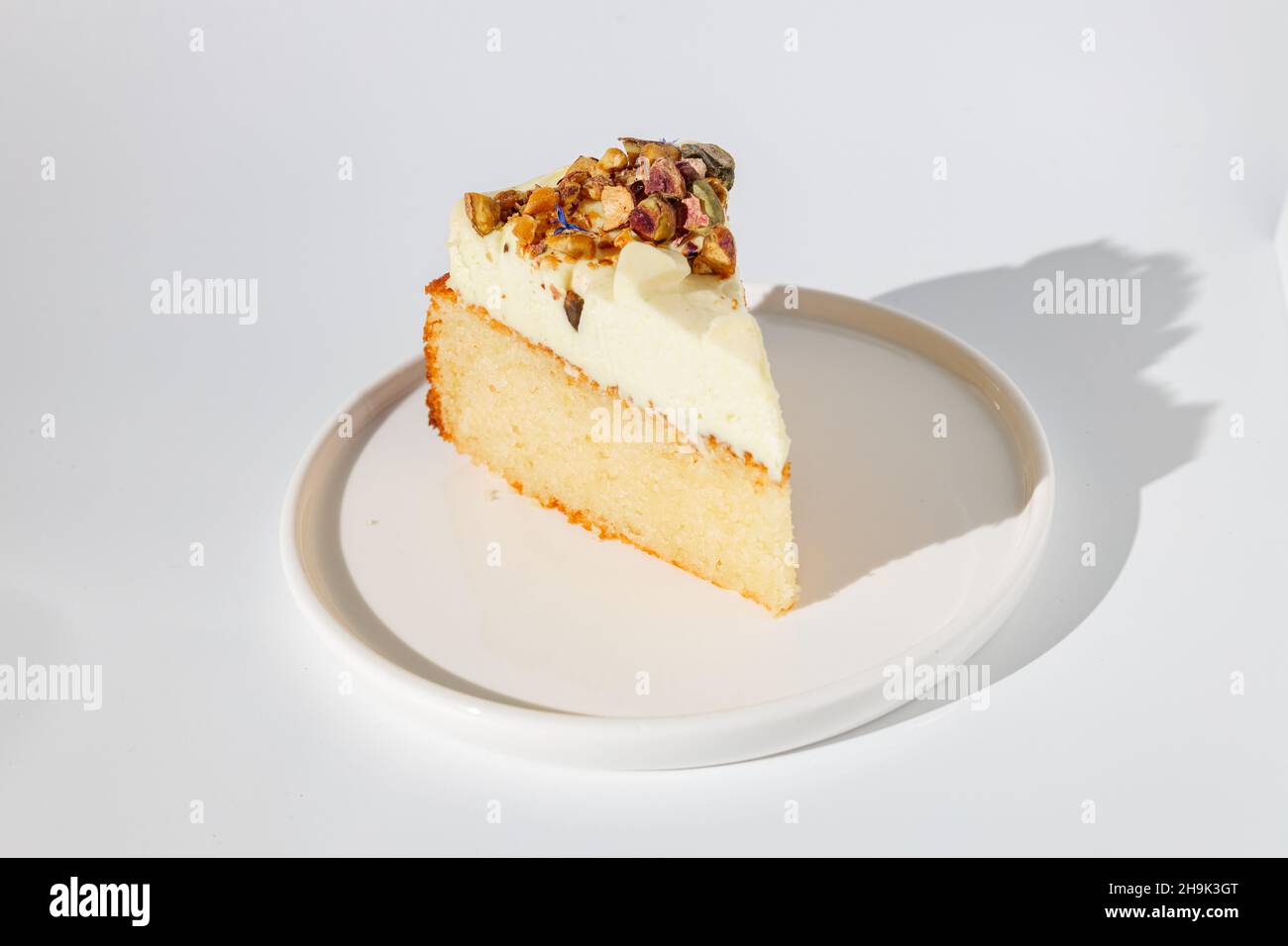 Pezzo di crema di burro vaniglia bisquit su piatto bianco Foto Stock