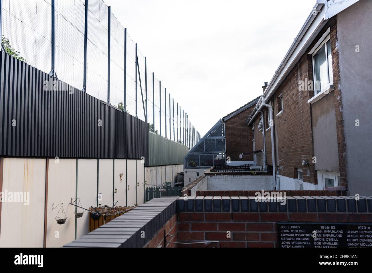 Il muro di divisione tra le aree unioniste e repubblicane di Belfast ovest vicino a Bombay Street, dove i problemi hanno avuto inizio. Da una serie di foto di viaggio a Belfast. Data foto: Venerdì 6 settembre 2019. Il credito fotografico dovrebbe essere: Richard Grey/EMPICS Foto Stock