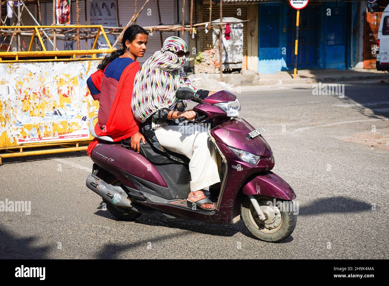 Viste di motociclisti e ciclomotori a Pondicherry. Da una serie di foto di viaggio in India del Sud. Data foto: Mercoledì 8 gennaio 2020. Il credito fotografico dovrebbe essere: Richard Grey/EMPICS Foto Stock