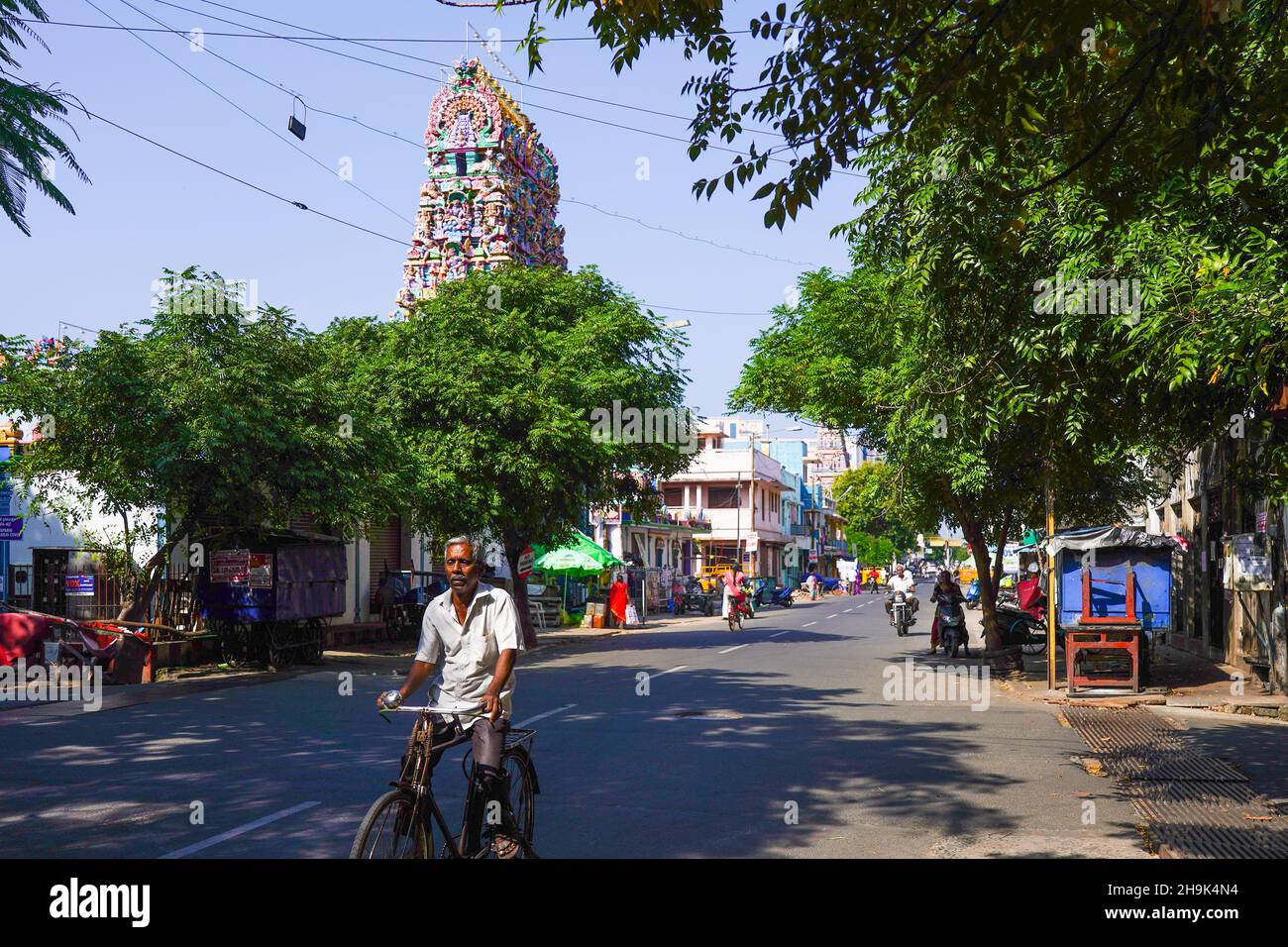 Un ciclista a Pondicherry. Da una serie di foto di viaggio in India del Sud. Data foto: Mercoledì 8 gennaio 2020. Il credito fotografico dovrebbe essere: Richard Grey/EMPICS Foto Stock