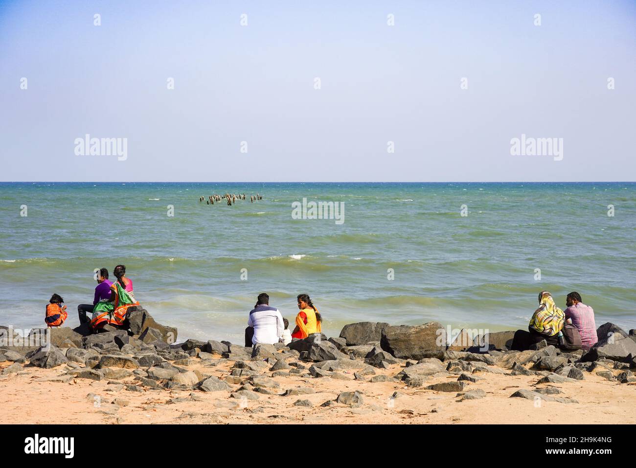 Turisti sulla spiaggia di Pondicherry. Da una serie di foto di viaggio in India del Sud. Data foto: Mercoledì 8 gennaio 2020. Il credito fotografico dovrebbe essere: Richard Grey/EMPICS Foto Stock