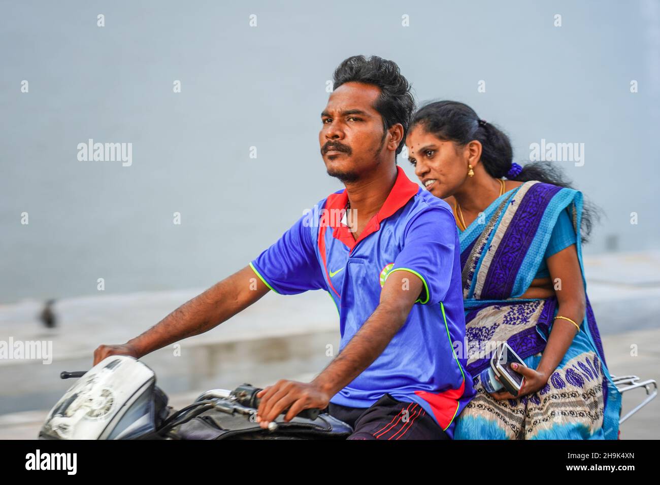 Viste di motociclisti e ciclomotori a Pondicherry. Da una serie di foto di viaggio in India del Sud. Data foto: Mercoledì 8 gennaio 2020. Il credito fotografico dovrebbe essere: Richard Grey/EMPICS Foto Stock