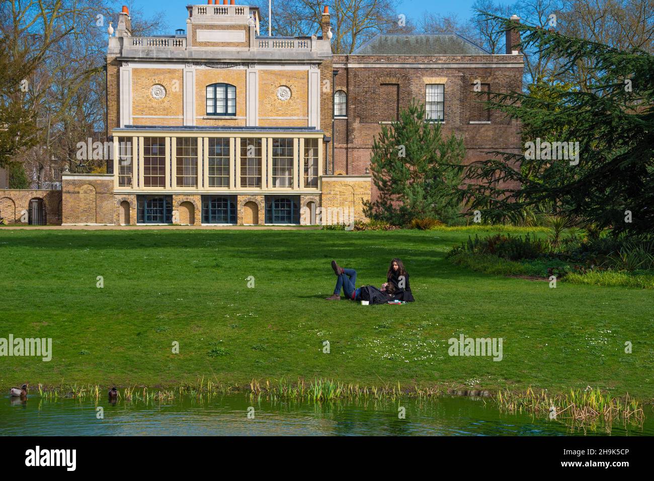 La gente gode di tempo soleggiato in una giornata di primavera a Walpole Park, Ealing, Londra, con Pitshanger Manor sullo sfondo. Data foto: Sabato 21 marzo 2020. Il credito fotografico dovrebbe essere: Richard Grey/EMPICS Foto Stock