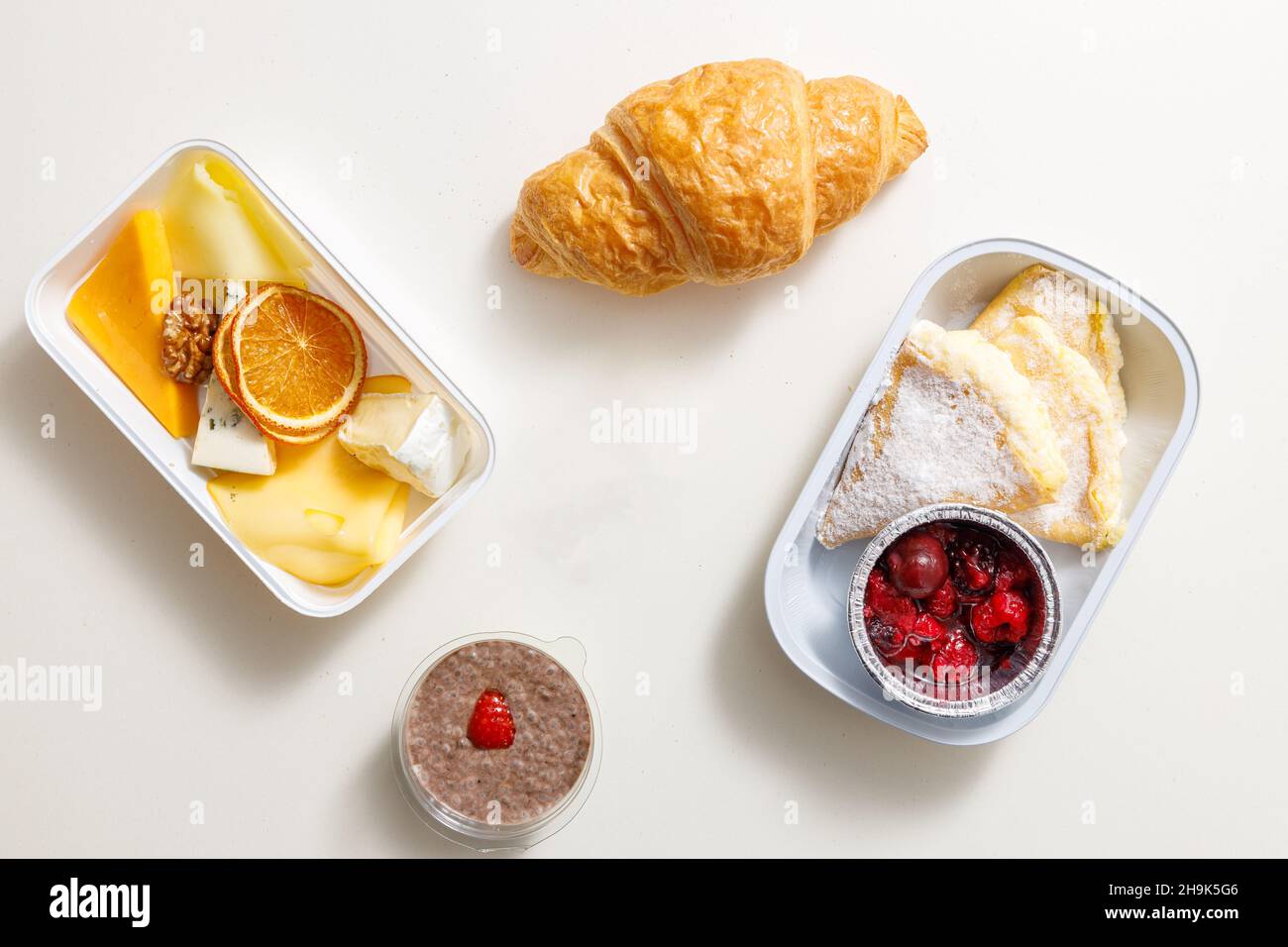 Cibo da asporto e snack in scatole da pranzo Foto Stock