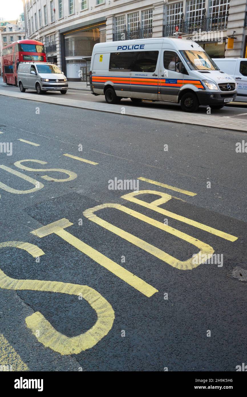 Un furgone di polizia a Regent Street, nel centro di Londra, dopo che il governo ha dato i poteri di polizia per imporre un blocco parziale nel Regno Unito. Data foto: Giovedì 26 marzo 2020. Il credito fotografico dovrebbe essere: Richard Grey/EMPICS Foto Stock