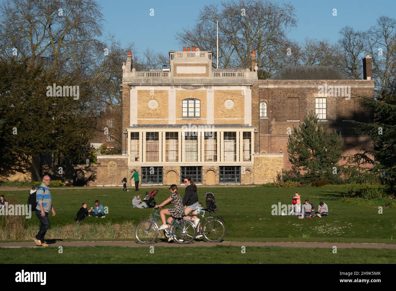 Persone che godono di caldo tempo primaverile a Walpole Park a Ealing, Londra. Pitzhanger Manor sullo sfondo. Data foto: Sabato 4 aprile 2020. Il credito fotografico dovrebbe essere: Richard Grey/EMPICS Entertainment Foto Stock