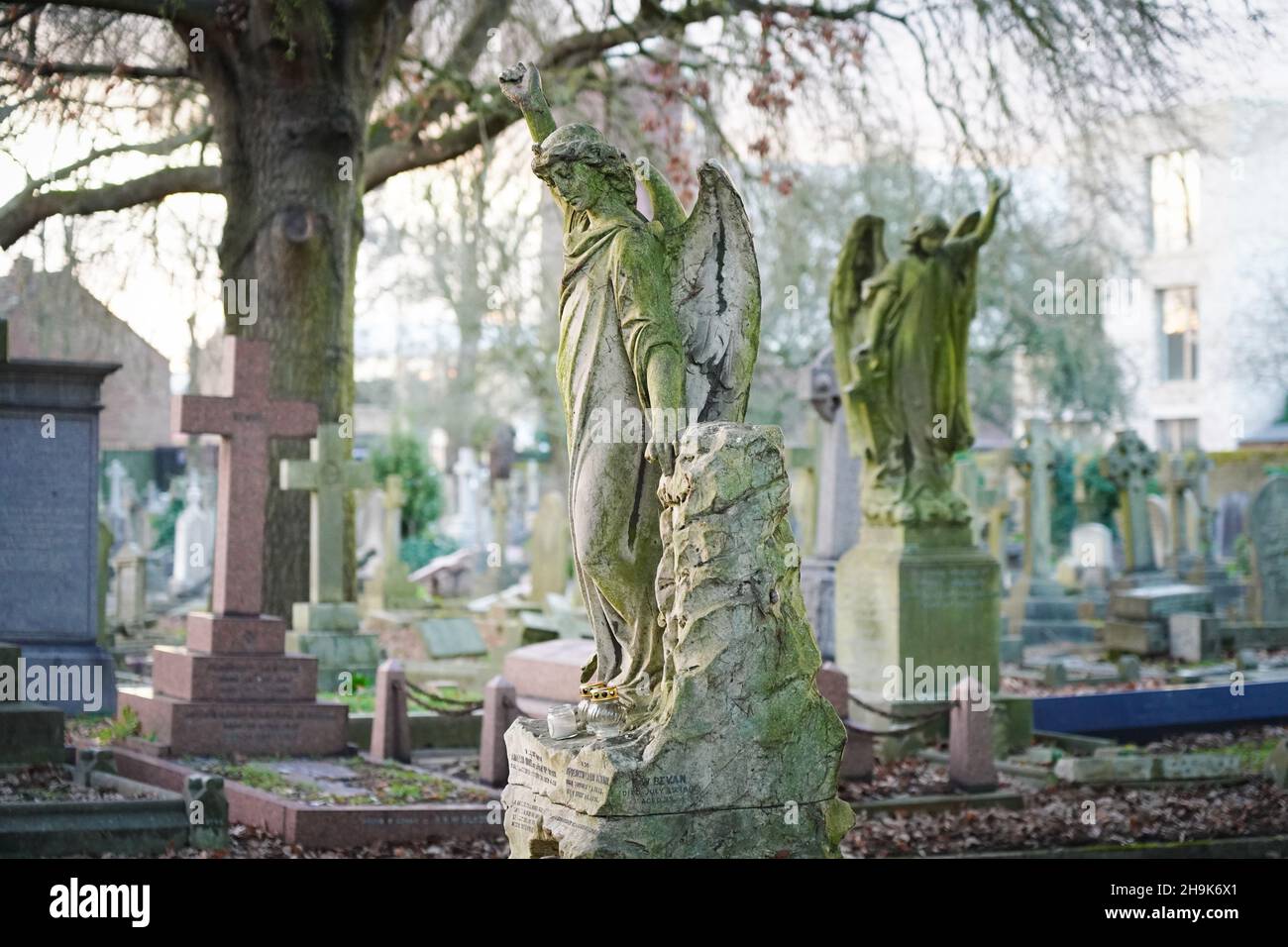 Una statua di un angelo nel cimitero di Westminster ad Hanwell. Data foto: Sabato 23 gennaio 2021. Il credito fotografico dovrebbe essere: Richard Grey/EMPICS Foto Stock