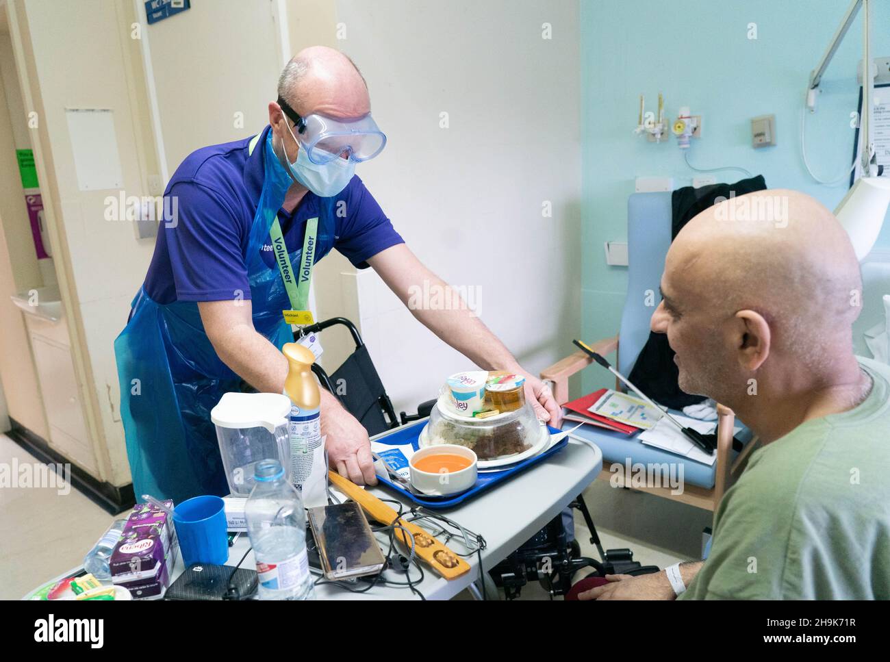 Michael amiss, volontario della Carità Imperiale, consegna un pasto ad un paziente in un reparto dell'ospedale di Charing Cross come parte della risposta di crisi covid di charityÕs. Data foto: Mercoledì 17 marzo 2021. Il credito fotografico dovrebbe essere: Richard Grey/EMPICS Foto Stock