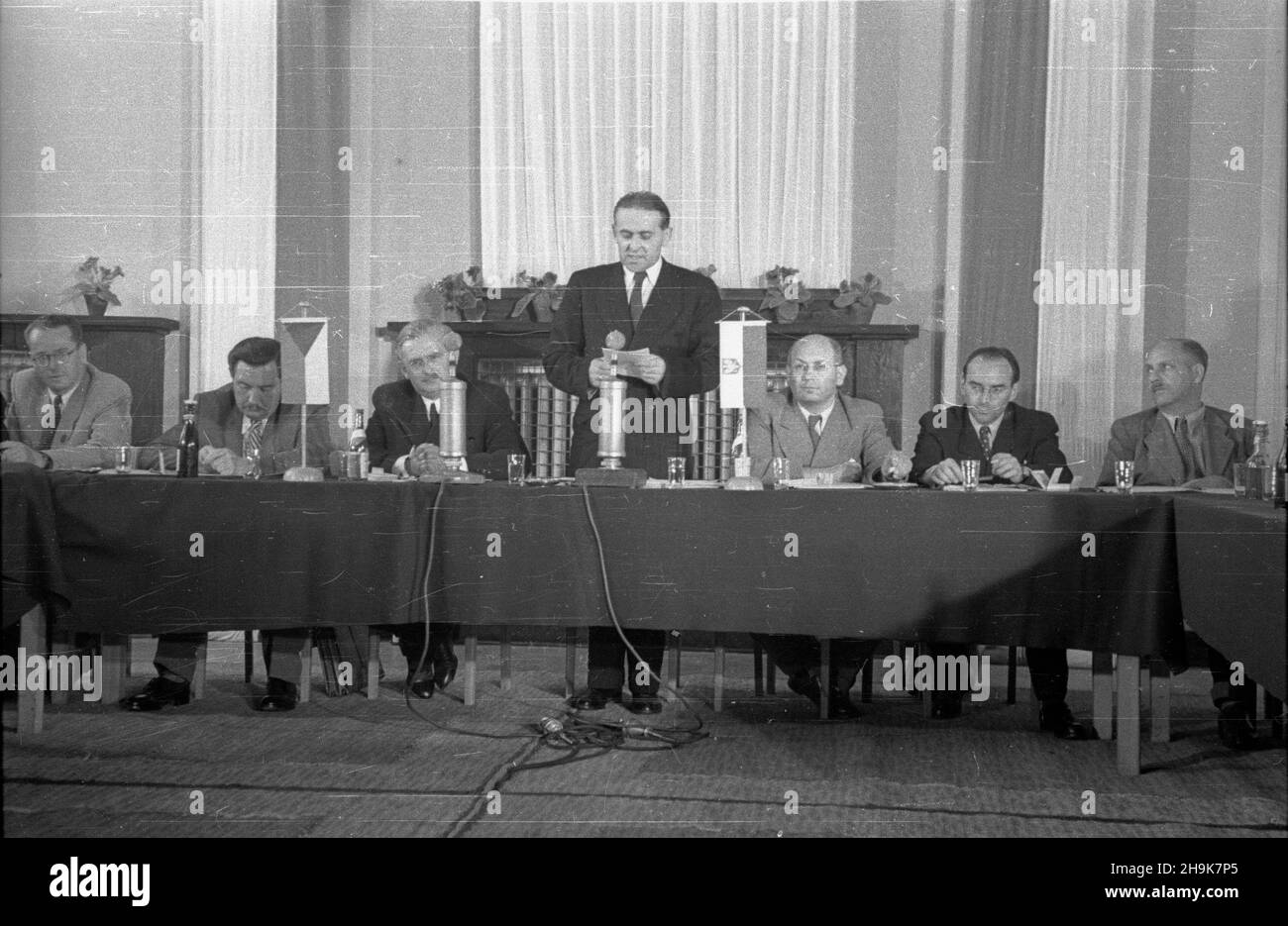 Warszawa, 1948-08-04. Otwarcie obrad II sesji Rady Wspó³pracy Gospodarczej Polsko-Czechos³owackiej w sali konferencyjnej Ministerstwa ¯eglugi. Delegacja czechos³owacka, której przewodniczy³ Ministro handlu zagranicznego dr Antoni Gregor, przebywa³a w Polsce w pierwszej po³owie sierpnia. Goœcie z Czechos³owacji oprócz udzia³u w obradach Rady Wspó³pracy Gospodarczej zwiedzili tak¿e Wystawê Ziem Odzyskanych noi Wroc³awiu. NZ. Przemawia czechos³owacki ministro handlu zagranicznego dr Antoni Gregor. Za sto³em prezydialnym siedz¹: Wiceminister przemys³u i handlu Eugeniusz Szyr (1L), prezes Centralneg Foto Stock